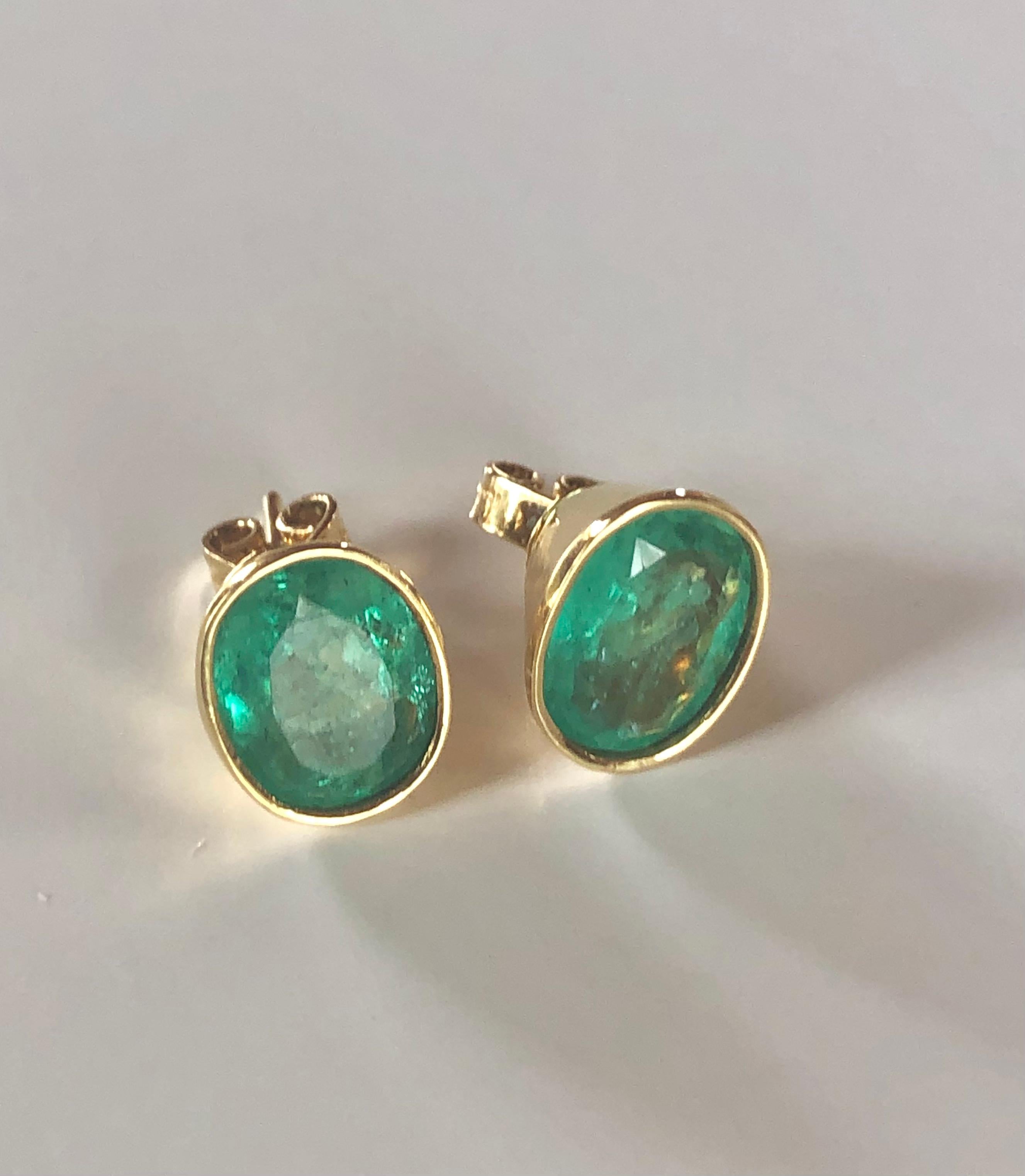 Women's or Men's 6.00 Carat Natural Colombian Emerald Stud Earrings 18 Karat Gold For Sale