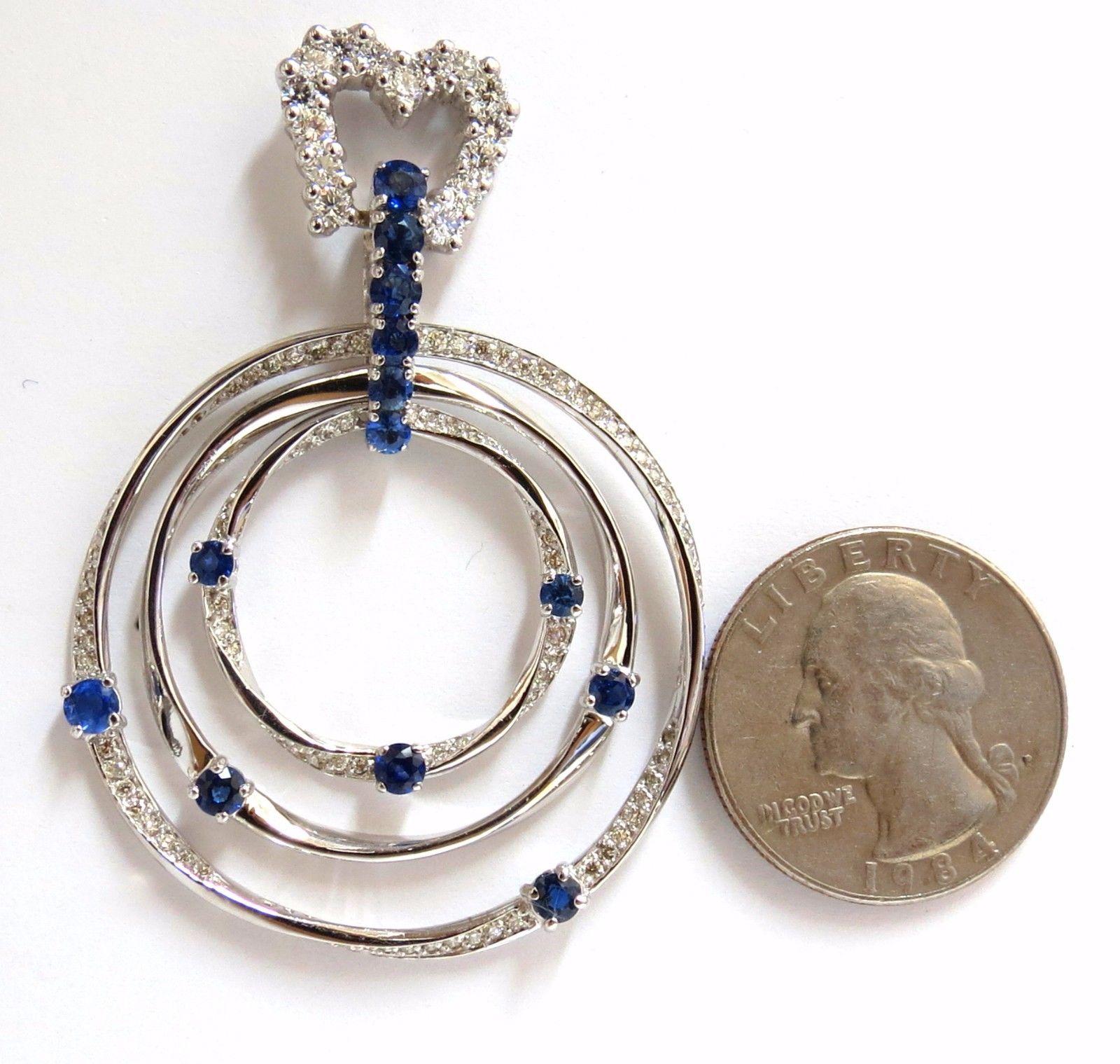 Taille ronde Pendants d'oreilles à trois niveaux en forme de cœur en or 14 carats avec diamants et saphirs naturels de 6,00 carats en vente