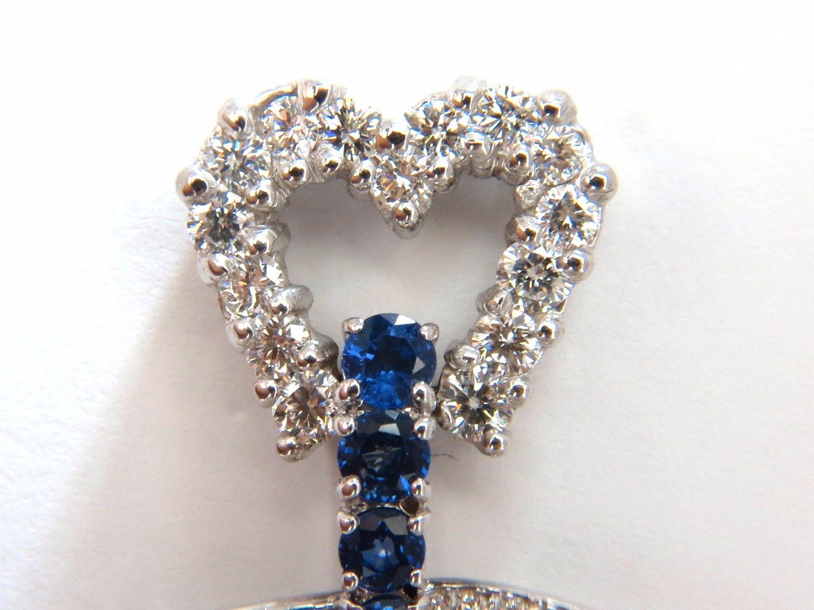 Pendants d'oreilles à trois niveaux en forme de cœur en or 14 carats avec diamants et saphirs naturels de 6,00 carats en vente 1