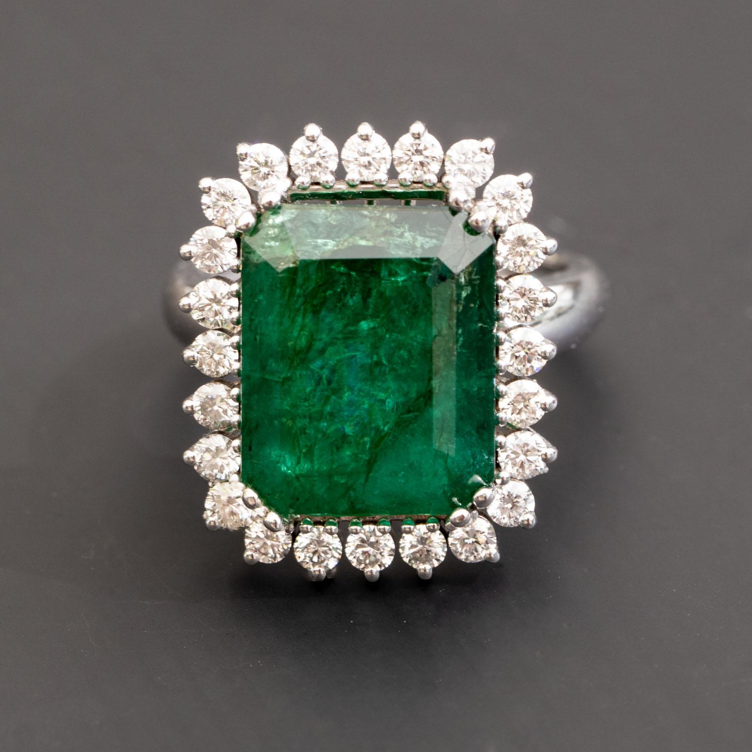 6.00 Carat Natural Emerald Ring, 1.24 Carat Natural Diamonds, Statement Ring In New Condition For Sale In Ramat Gan, IL