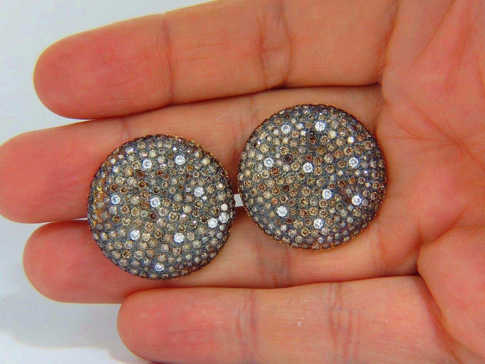Boucles d'oreilles en or 18 carats avec diamants naturels de couleur fantaisie de 6,00 carats sertis en perles Unisexe en vente