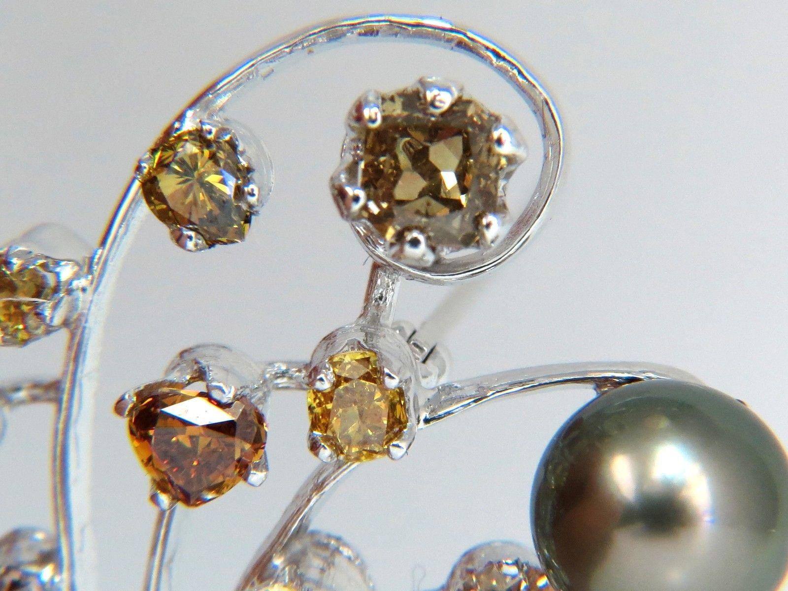 Aus den Avis Diamant-Kollektionen:

6.00ct. Natürliche Fancy farbige Diamanten / Perlen Brosche Pin.

Die wunderschöne Brosche zeigt ein Blumenbündel in 3D.

Ausgefallene gelbe, orangefarbene, braune, sehr hellrosa und weiße Diamanten.

Bereich Vs-2
