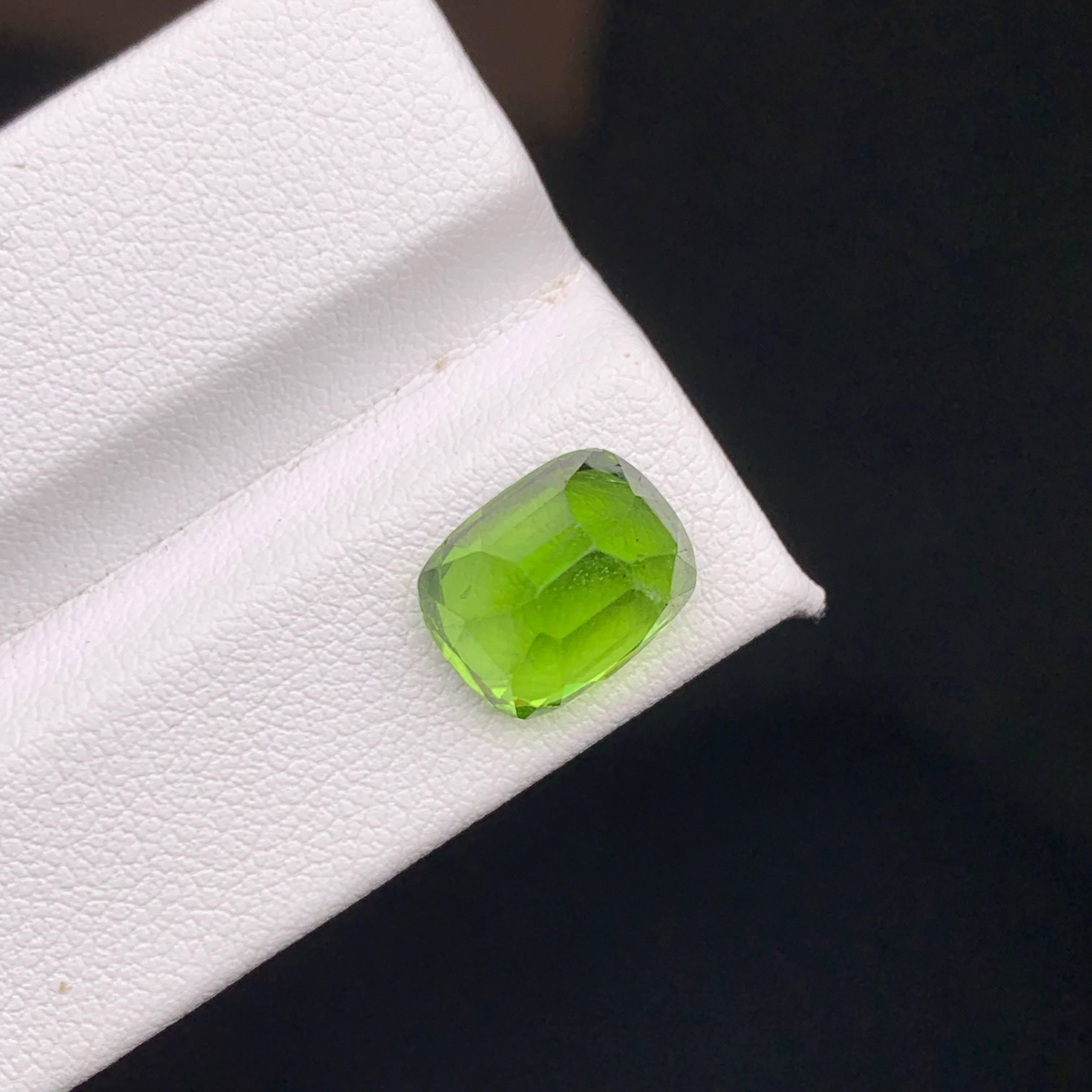 6.00 Karat Natürlicher loser Apfelgrüner Peridot Cushion-Schliff Pakistanischer Edelstein (Moderne) im Angebot