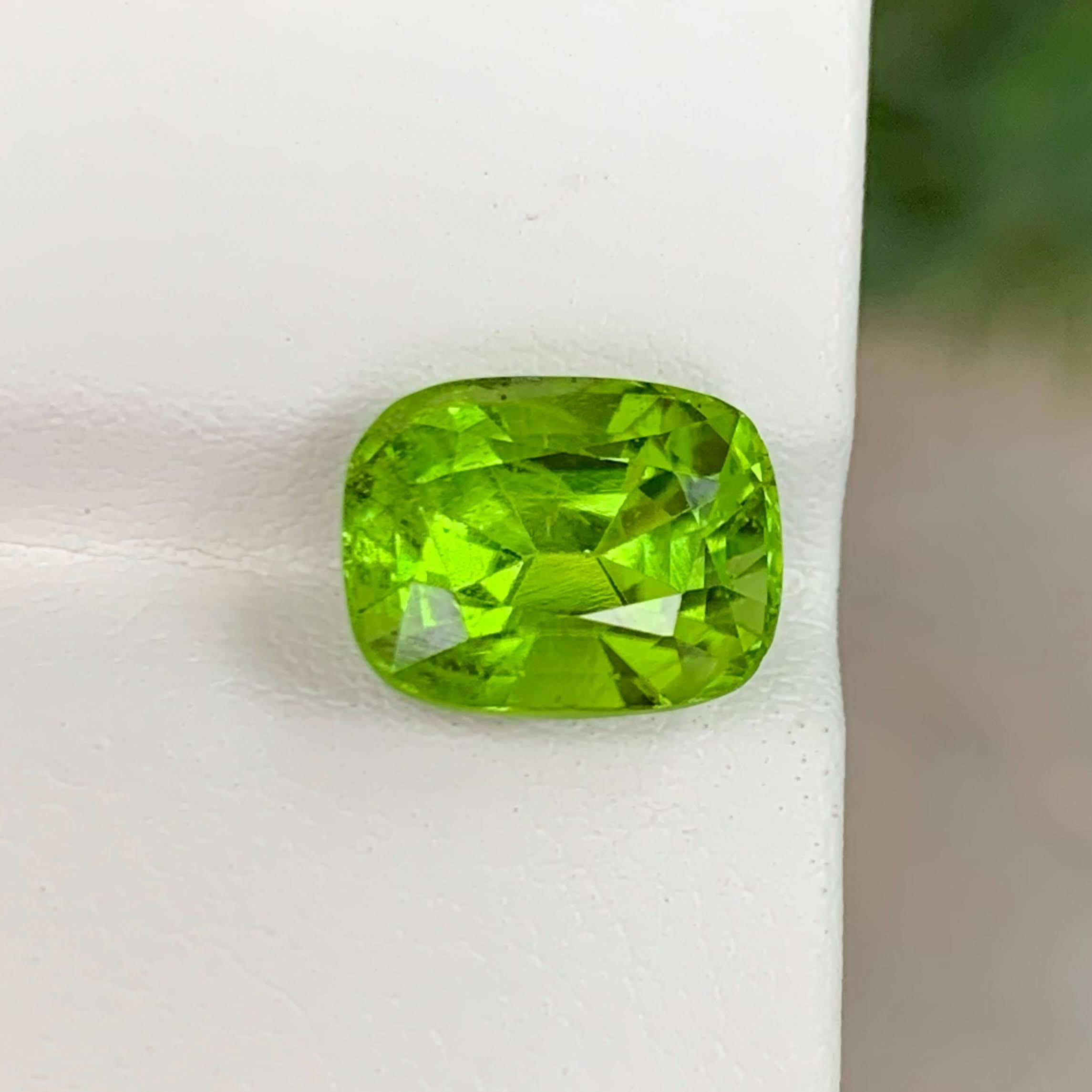 6.00 Karat Natürlicher loser grüner Peridot Stein Cushion Schliff Pakistanischer Edelstein (Moderne) im Angebot