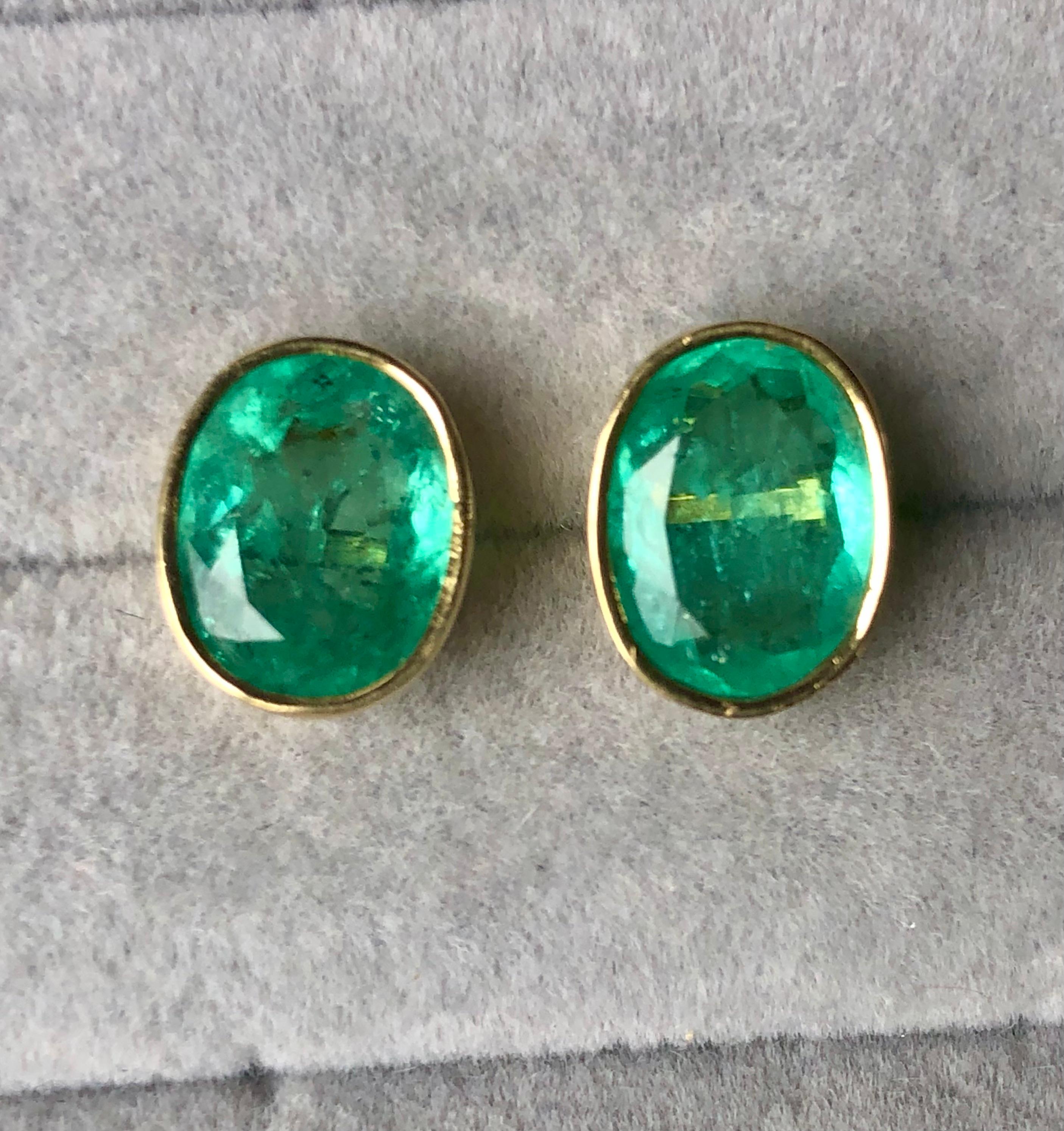 Artisan 6.00 Carat Natural Colombian Emerald Stud Earrings 18 Karat Gold For Sale