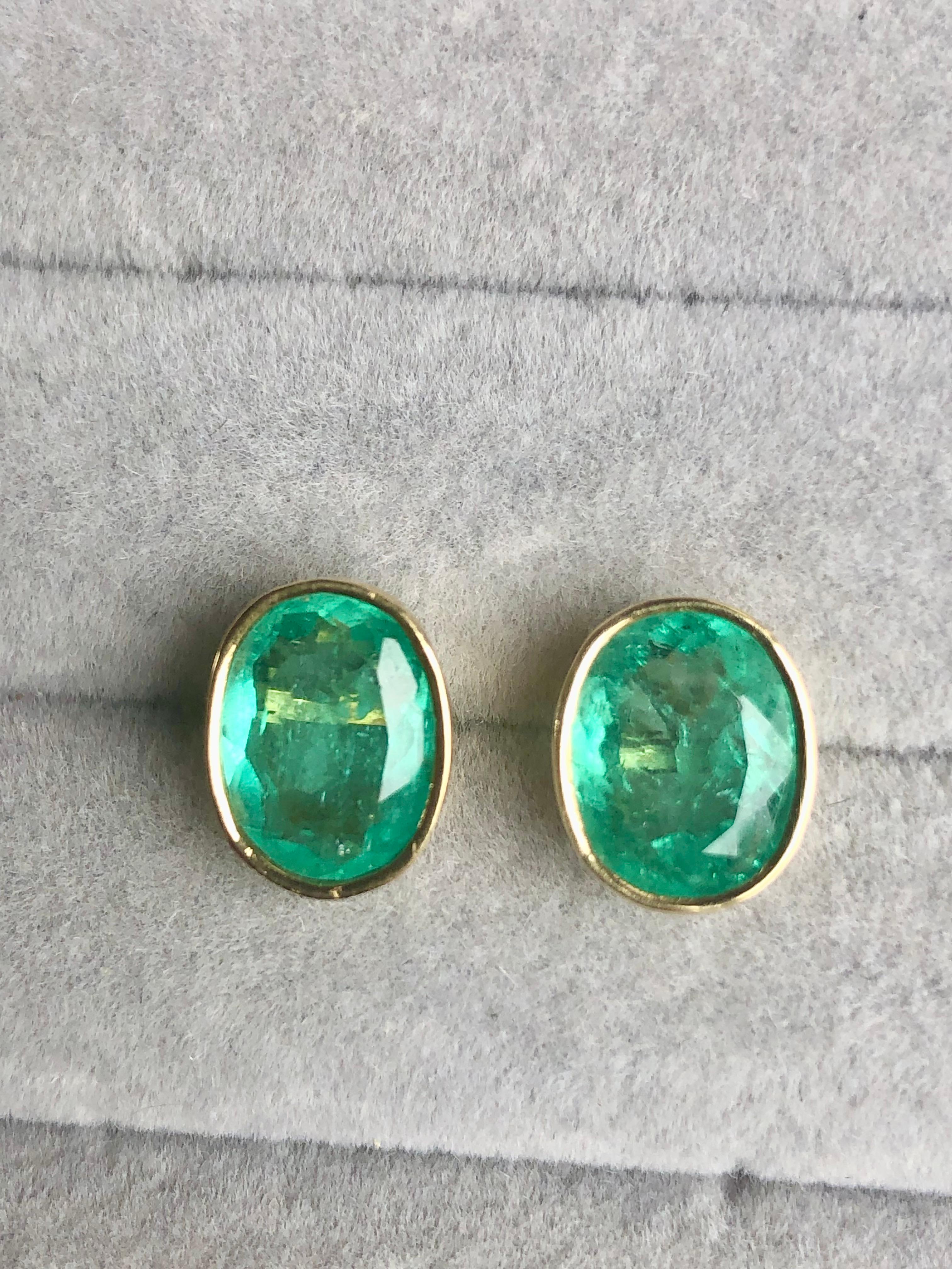 Oval Cut 6.00 Carat Natural Colombian Emerald Stud Earrings 18 Karat Gold For Sale