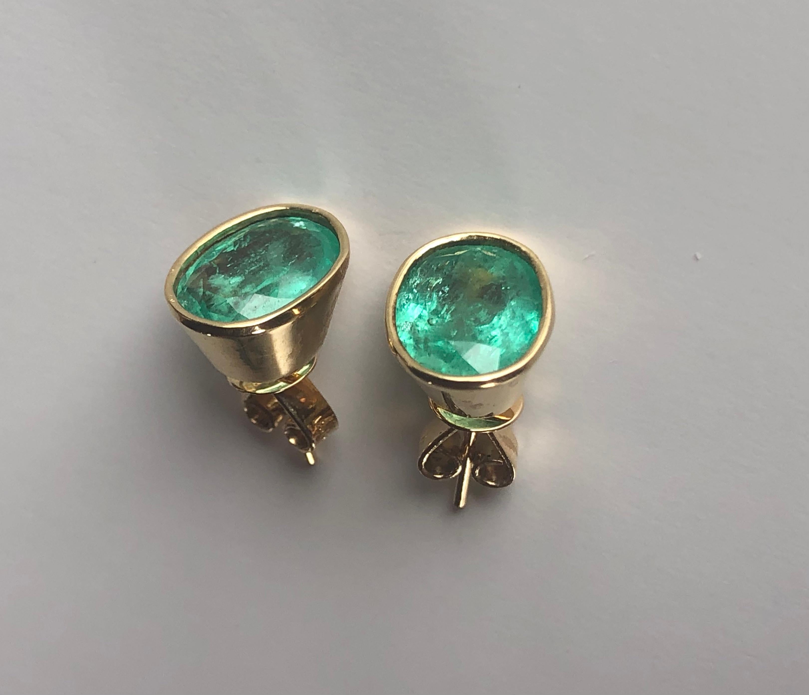 6.00 Carat Natural Colombian Emerald Stud Earrings 18 Karat Gold For Sale 4