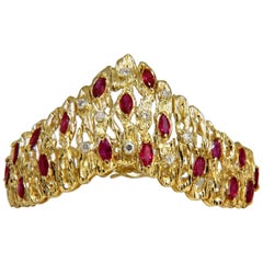 Bracelet manchette à chevrons en or 18 carats avec diamants, rubis naturel et corail patiné de 6,00 carats