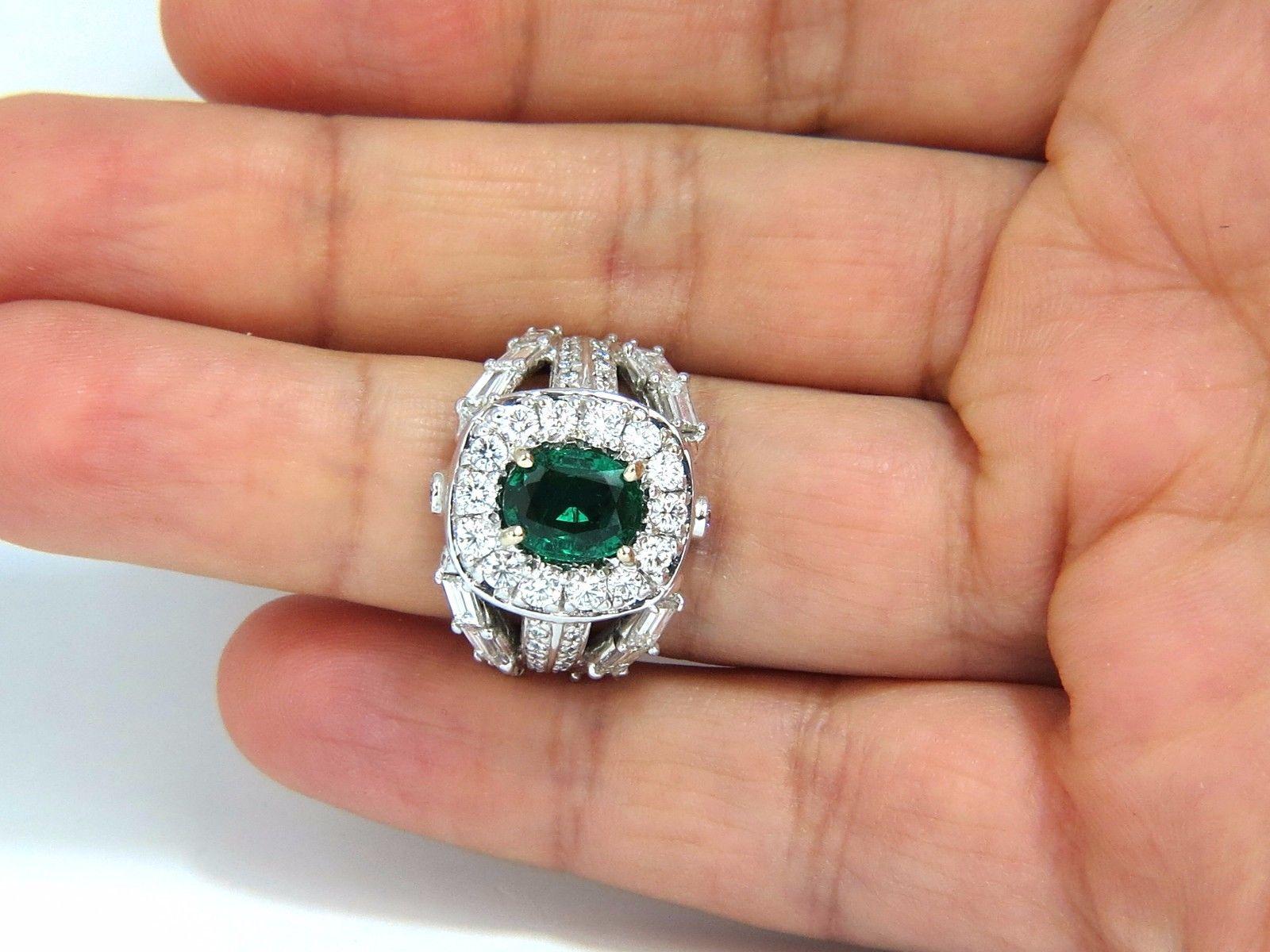 Oval Cut 6.00 Carat Natural Vivid Bright Green Emerald Diamonds Ring 14 Karat For Sale