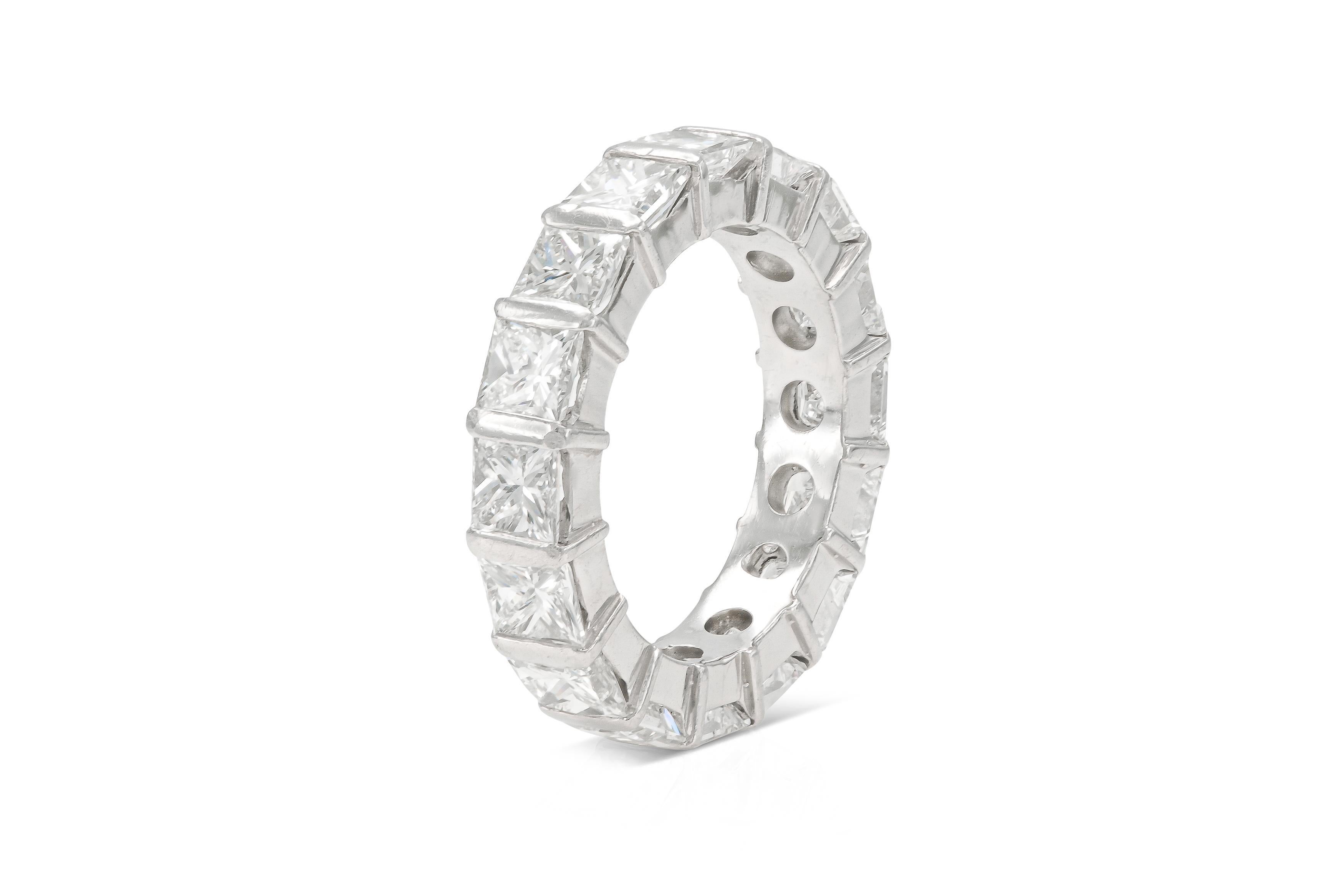 Finemente realizzato in platino con 16 diamanti taglio Princess per un peso totale di circa 6,00 carati.
4 mm di larghezza
Taglia 5 1/2