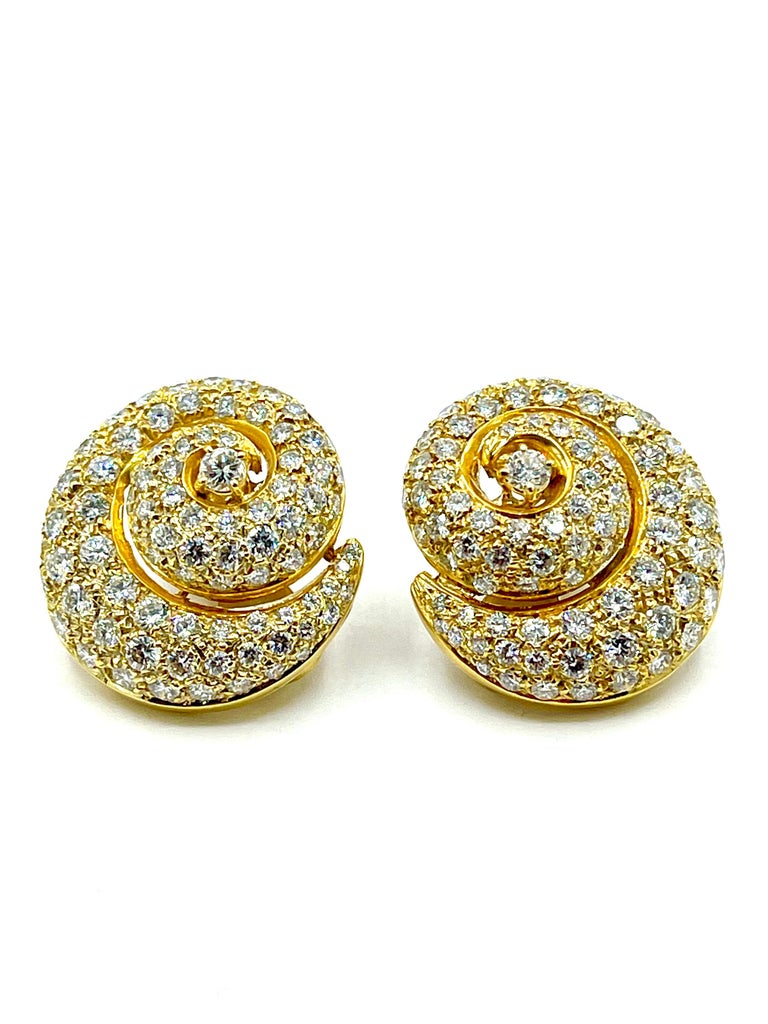 6.00 Carat Round Brilliant Diamond and 18 Karat Yellow Gold Shell Clip