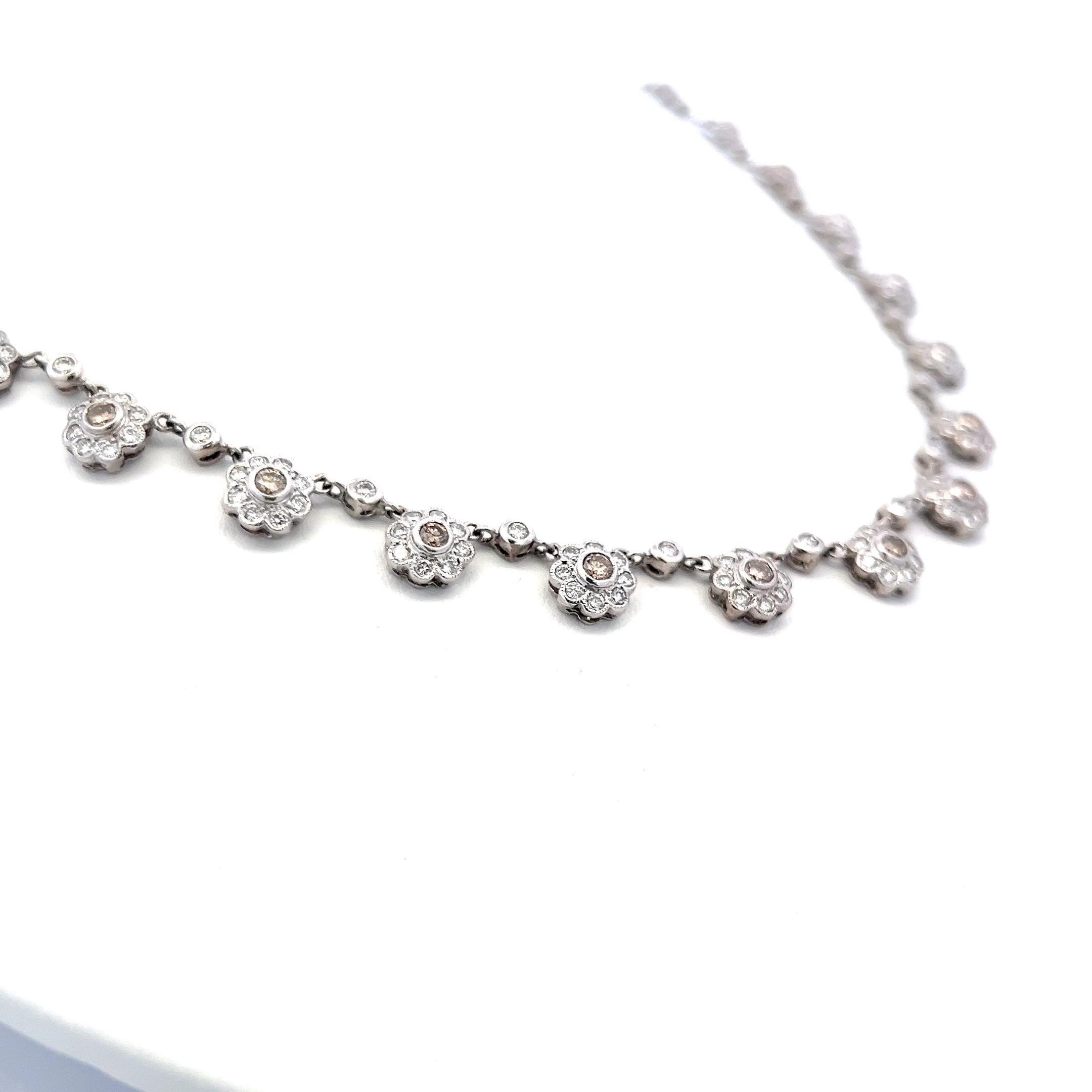Taglio rotondo Collana Station in oro bianco 18 carati con diamanti rotondi Brilliante Fancy Brown da 6,00 carati in vendita