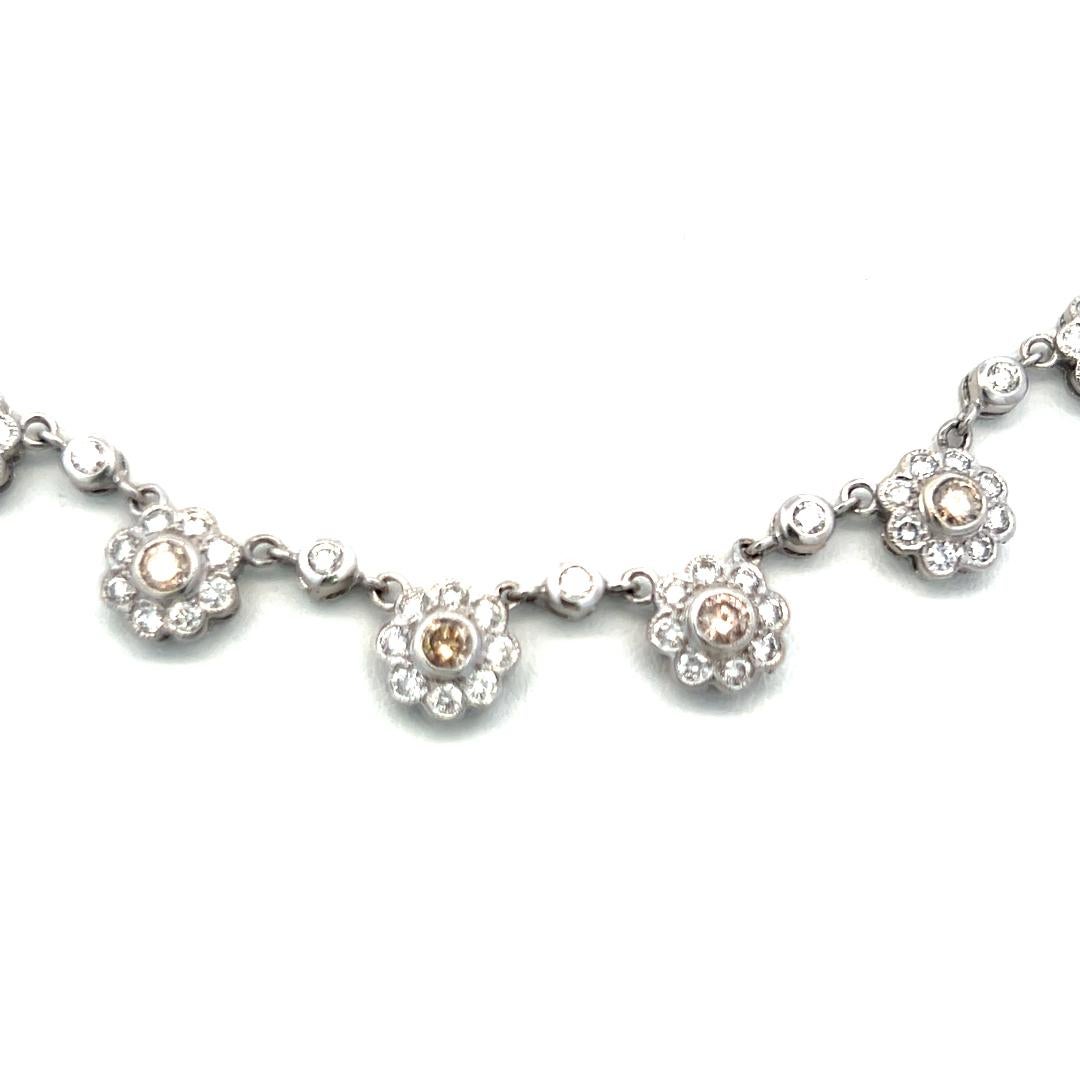 Donna Collana Station in oro bianco 18 carati con diamanti rotondi Brilliante Fancy Brown da 6,00 carati in vendita