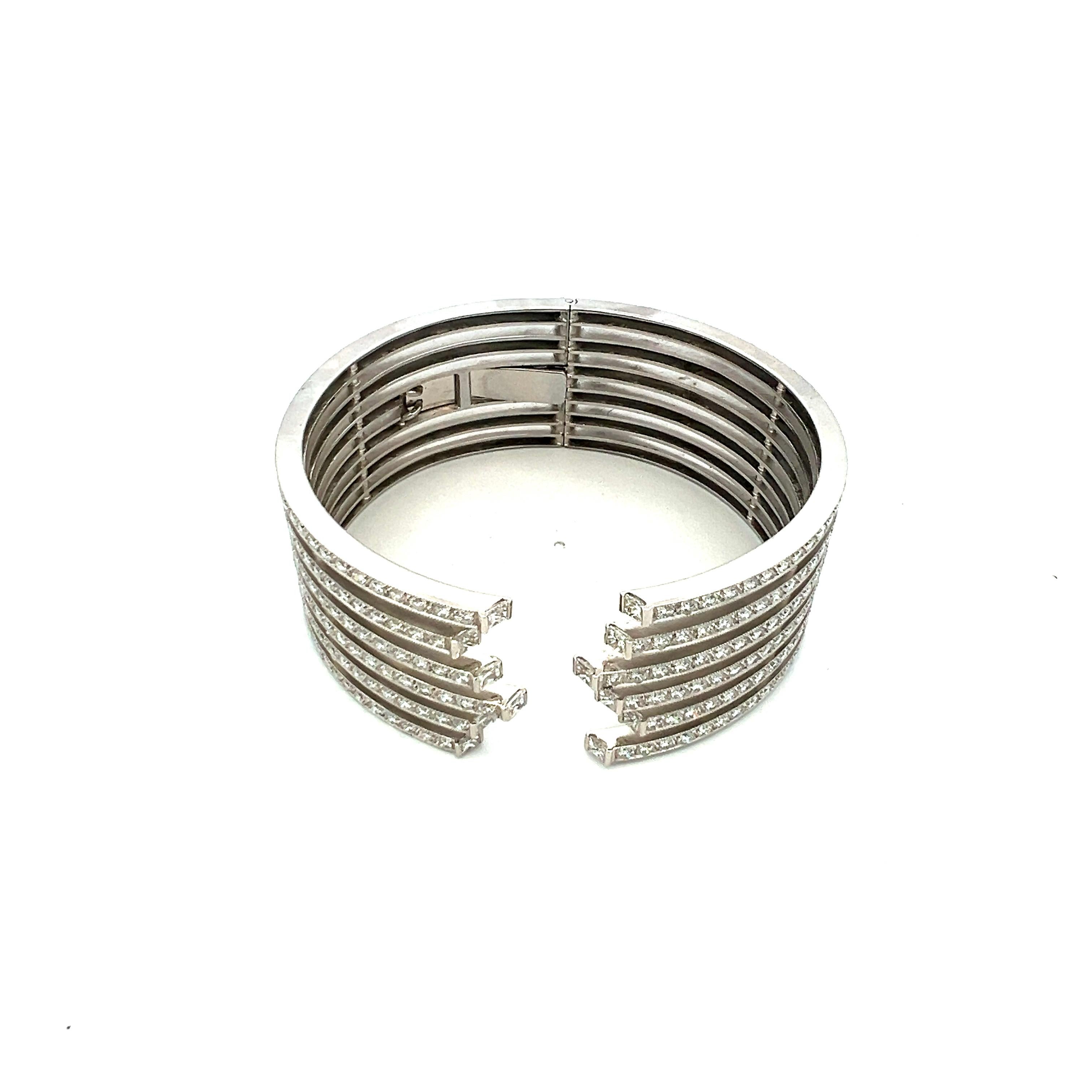 Titel:
6,00 Karat I VS1 Diamant 18 Karat Weißgold Manschettenarmband
Stil:
Manschette
Metall:
18 Karat Weißgold
Edelstein 1:
6 Karat Diamant
Anzahl von Steinen:
185
Farbe:
I
Klarheit:
VS1
Dimension:
7.5