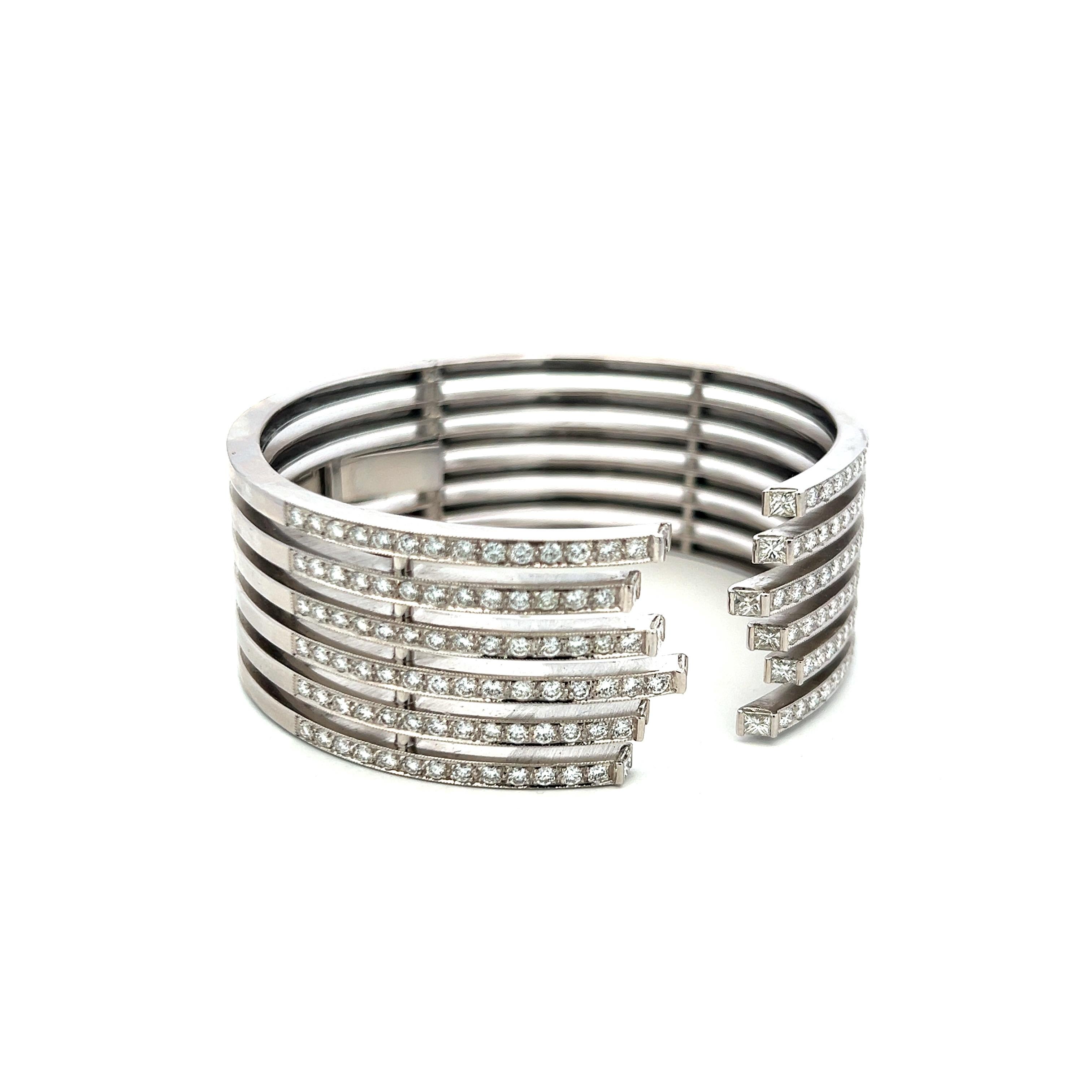 6,00 Karat Runder Brillant I VS1 Diamant 18 Karat Weißgold Manschettenarmband (Brillantschliff) im Angebot