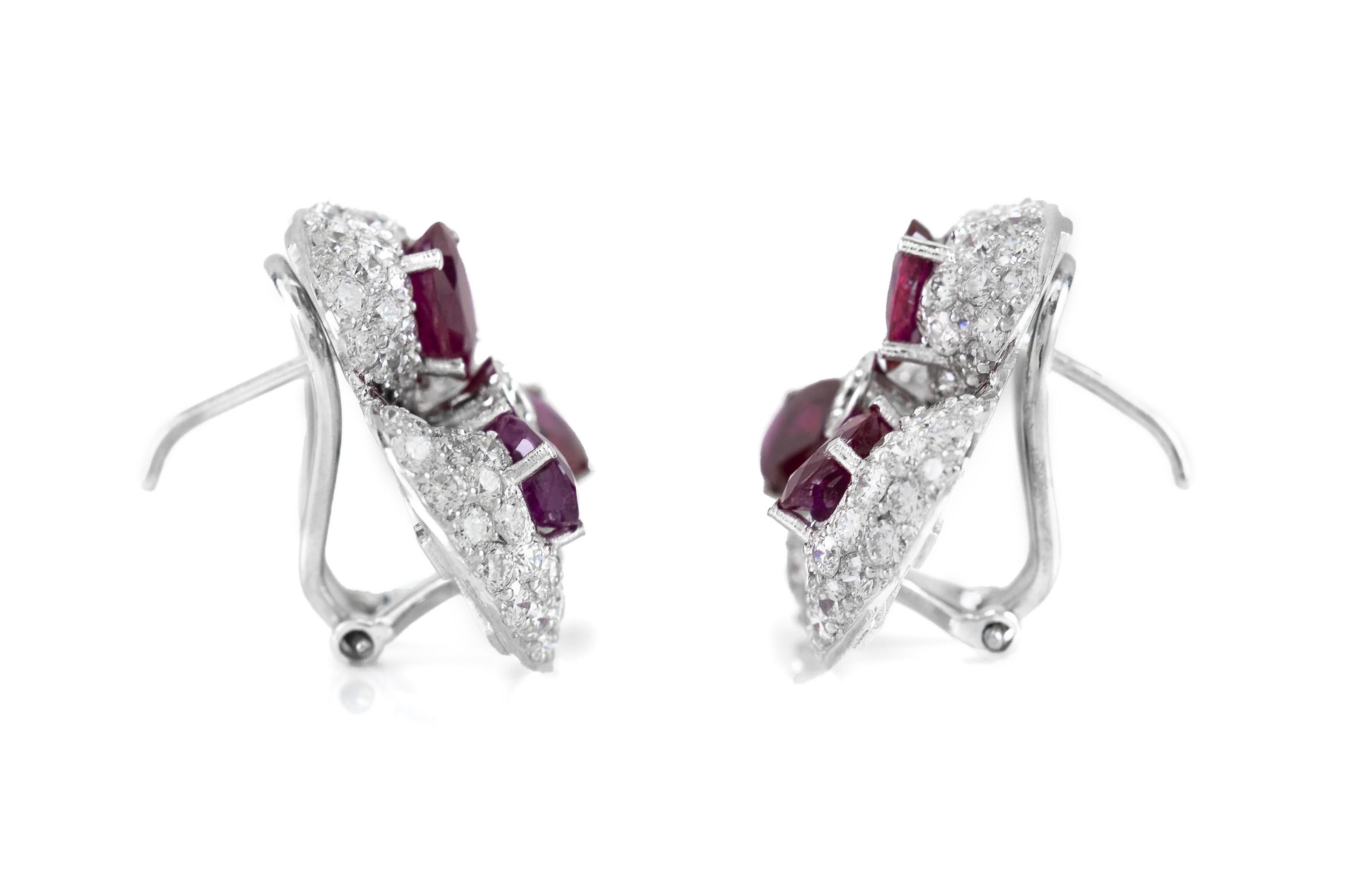 Finement réalisée en or blanc 18k avec des rubis de taille ovale pesant au total environ 6,00 carats et des diamants de taille ronde et brillante pesant au total environ 6,00 carats.
Diamètre de 7/8 pouces