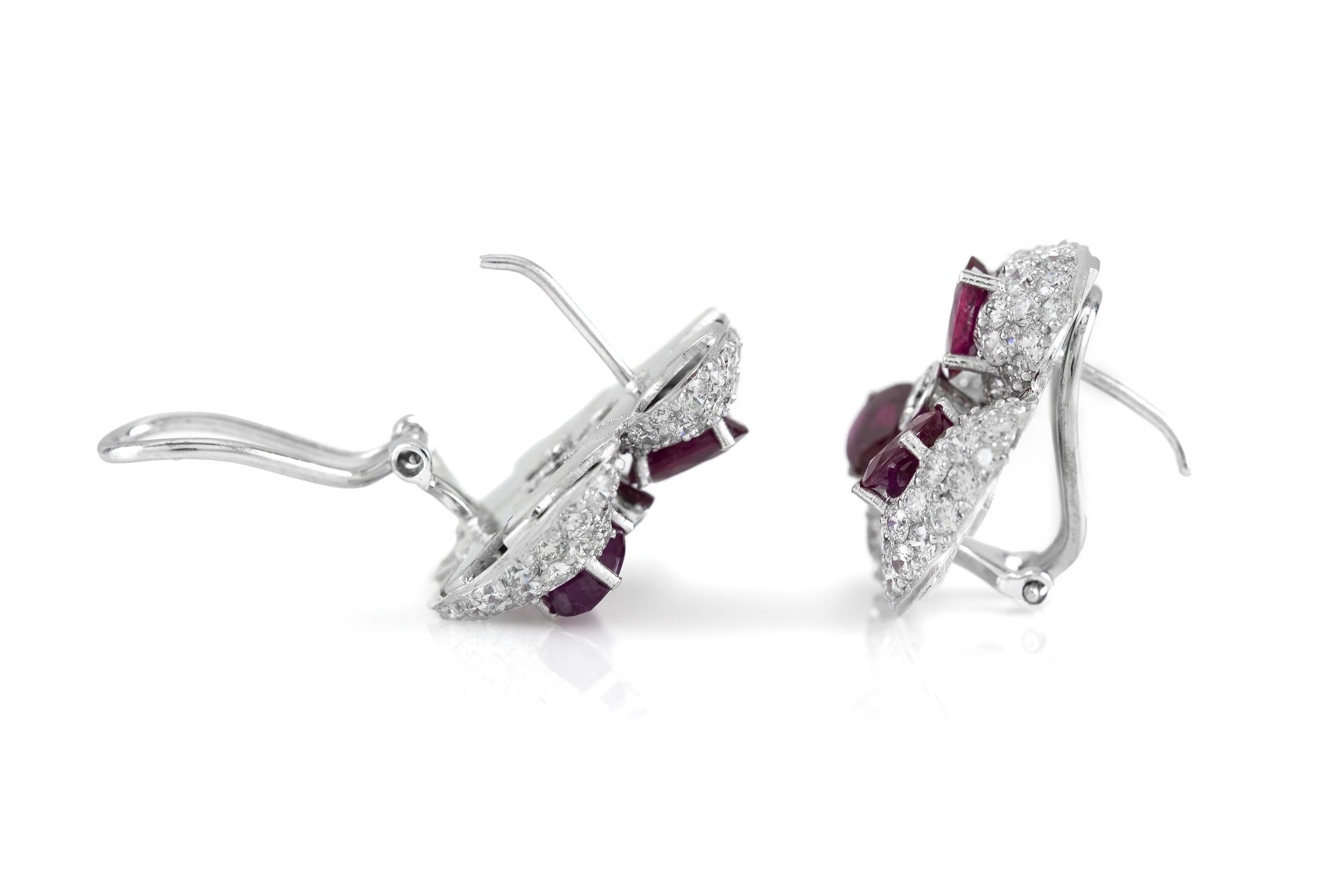 Taille ovale Boucles d'oreilles fleur de 6,00 carats de rubis et de 6,00 carats de diamants en vente