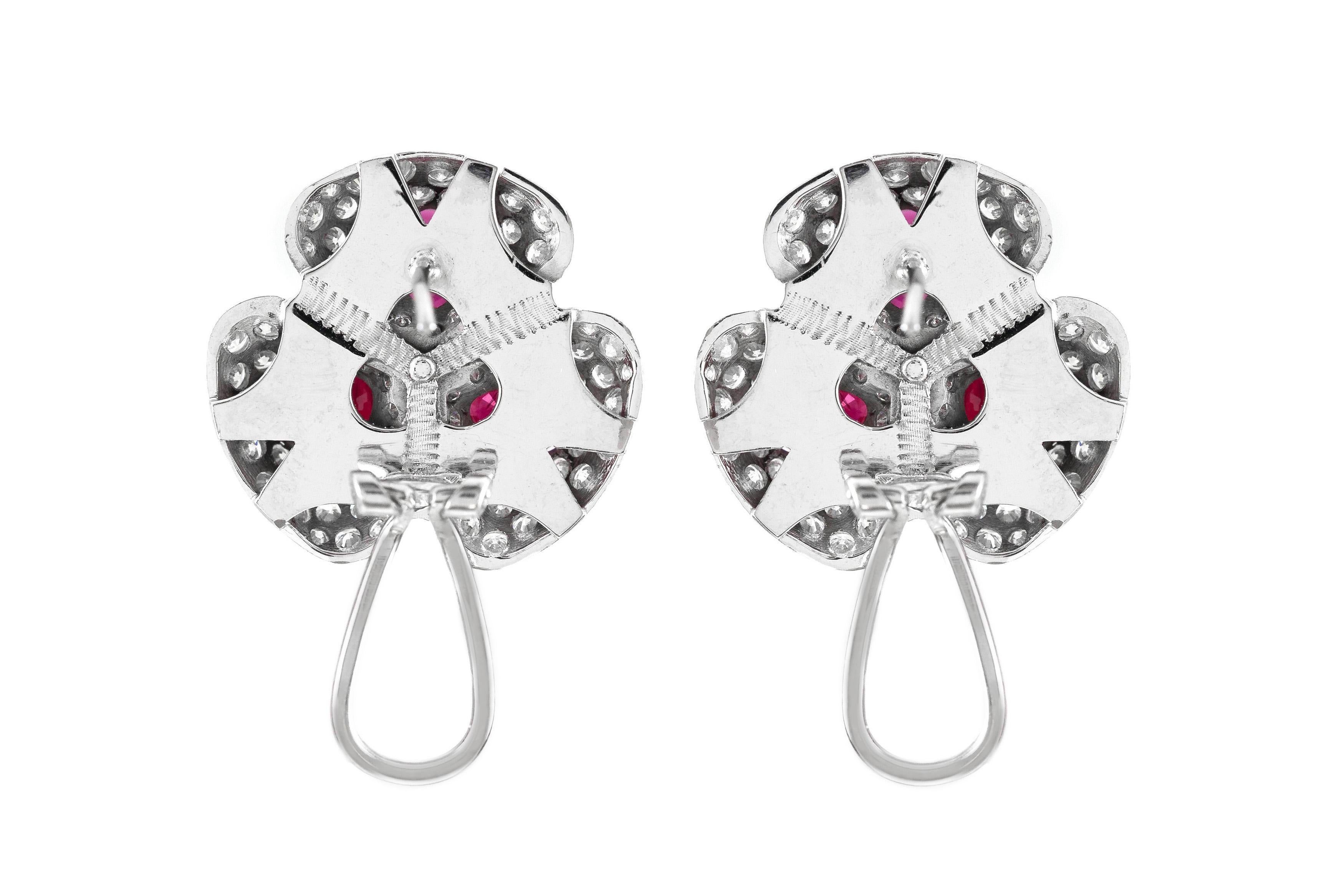 Boucles d'oreilles fleur de 6,00 carats de rubis et de 6,00 carats de diamants Bon état - En vente à New York, NY