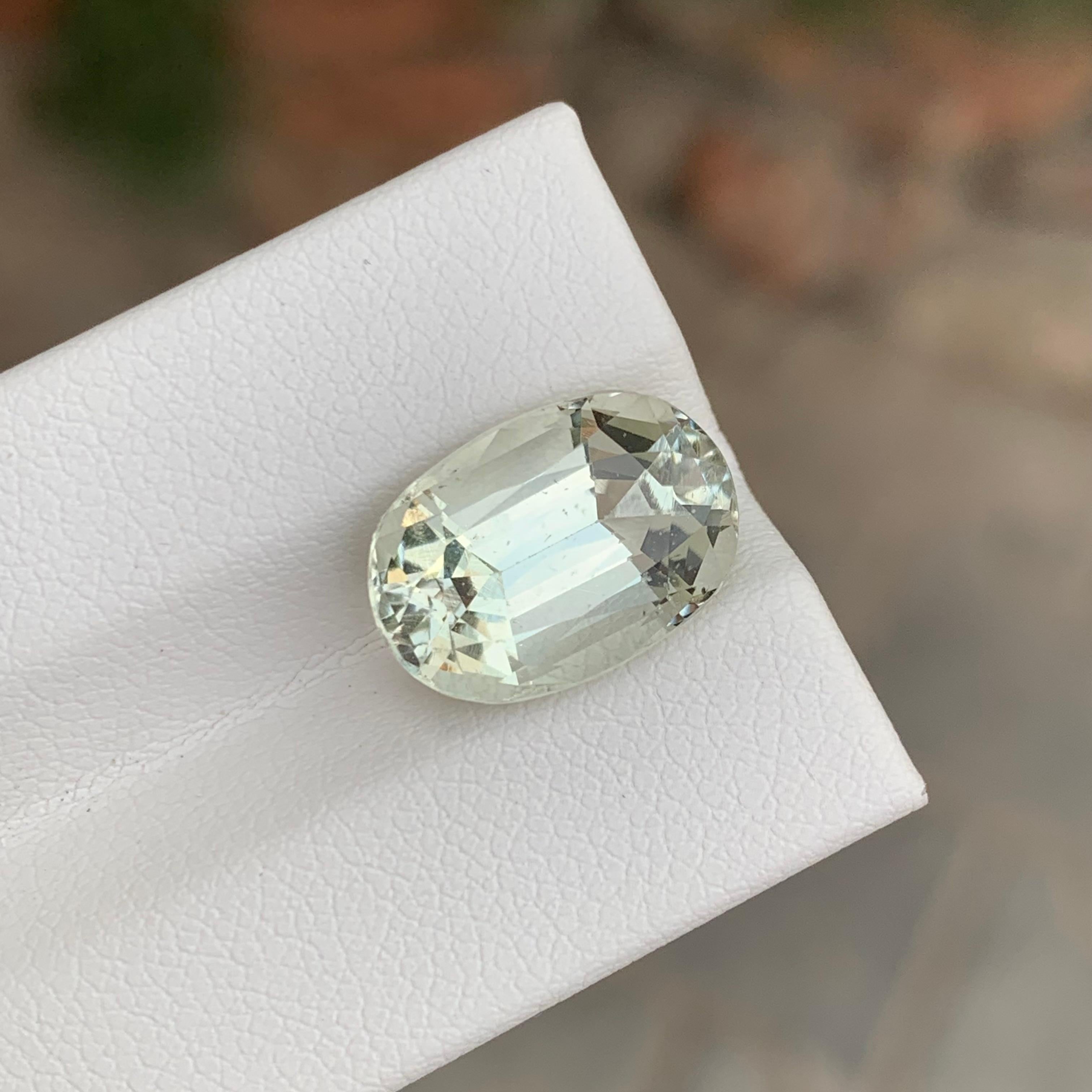 Eliodoro sciolto
Peso: 6,00 Carati
Dimensioni: 13,9 x 9,7 x 7,3 mm
Origine: Pakistan
Forma: Cuscino 
Certificato: Su richiesta

L'eliodoro, un affascinante membro della famiglia dei minerali berillo, è famoso per le sue radiose sfumature dorate e