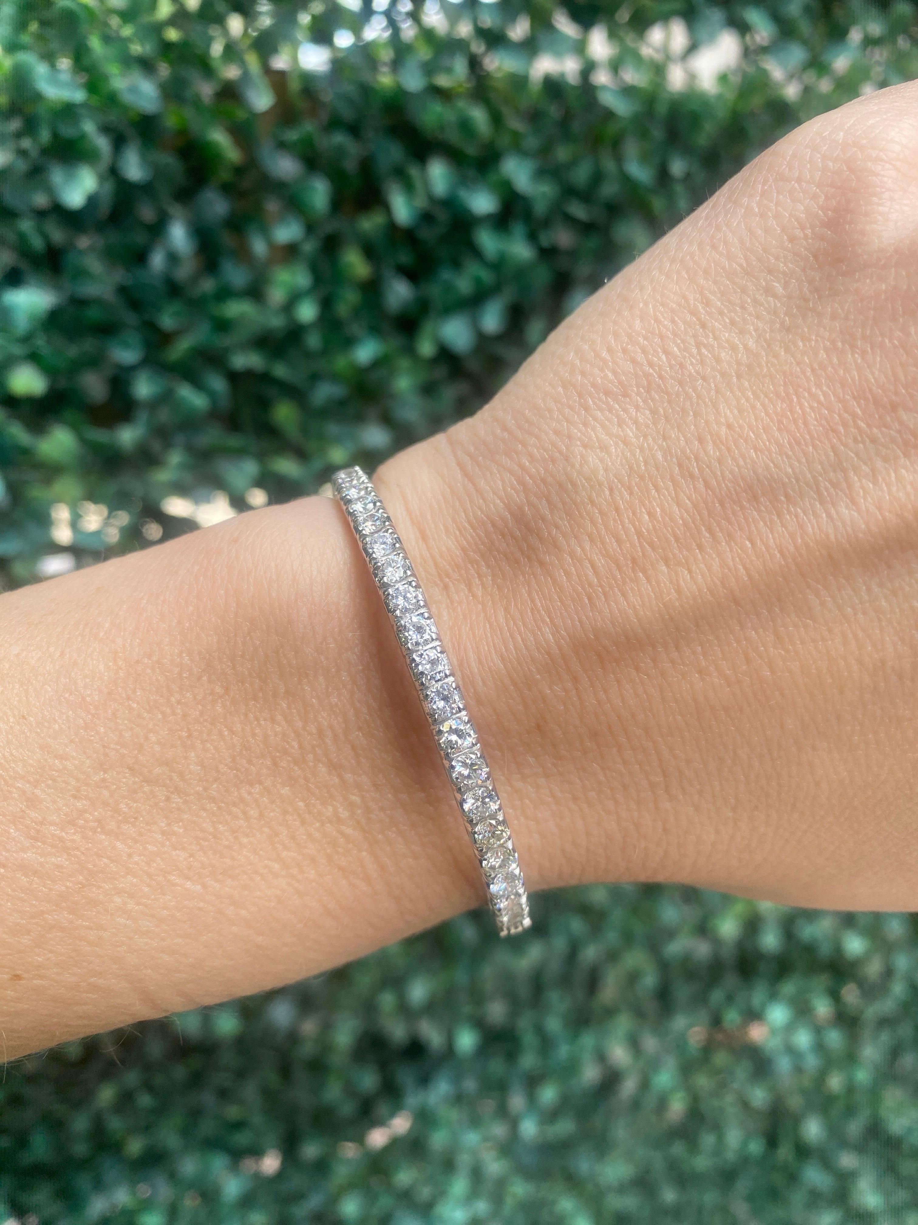 6,00 carati di peso totale di diamante naturale rotondo in oro bianco 14k Bangle in vendita 5