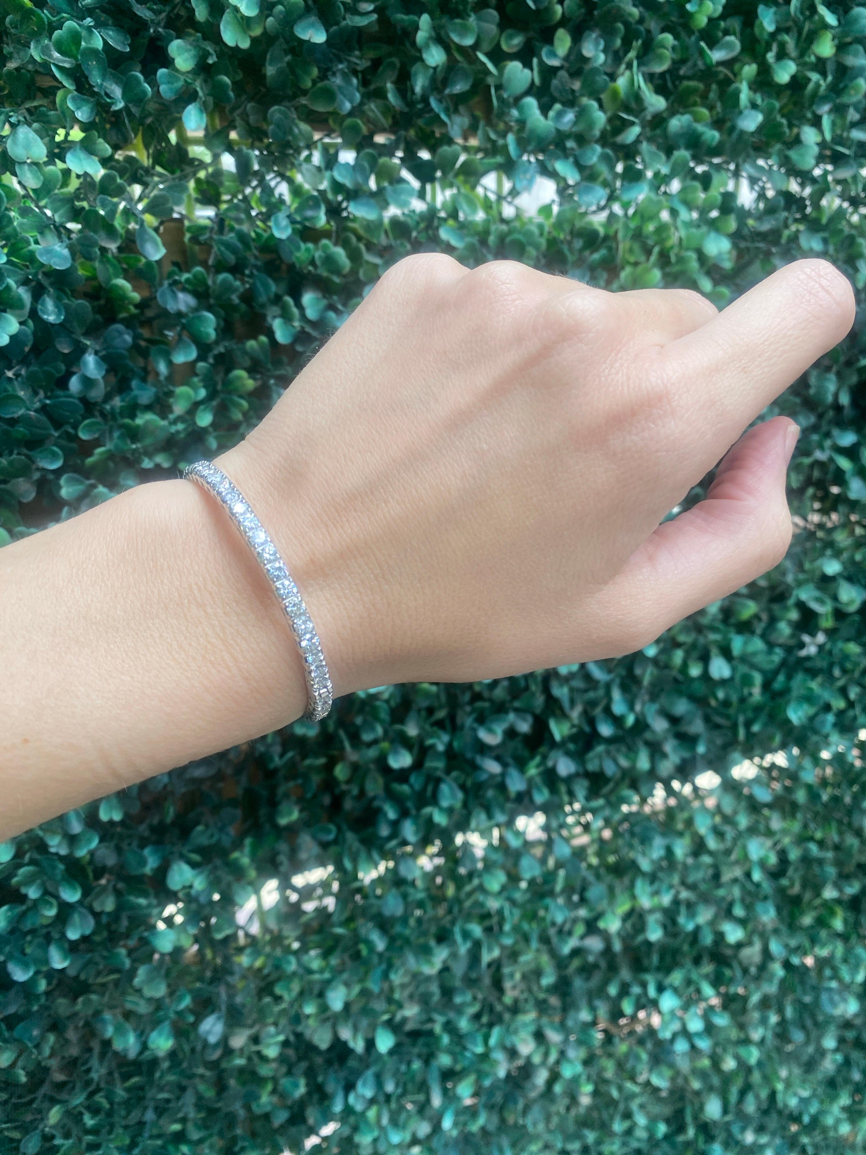6,00 carati di peso totale di diamante naturale rotondo in oro bianco 14k Bangle in vendita 6