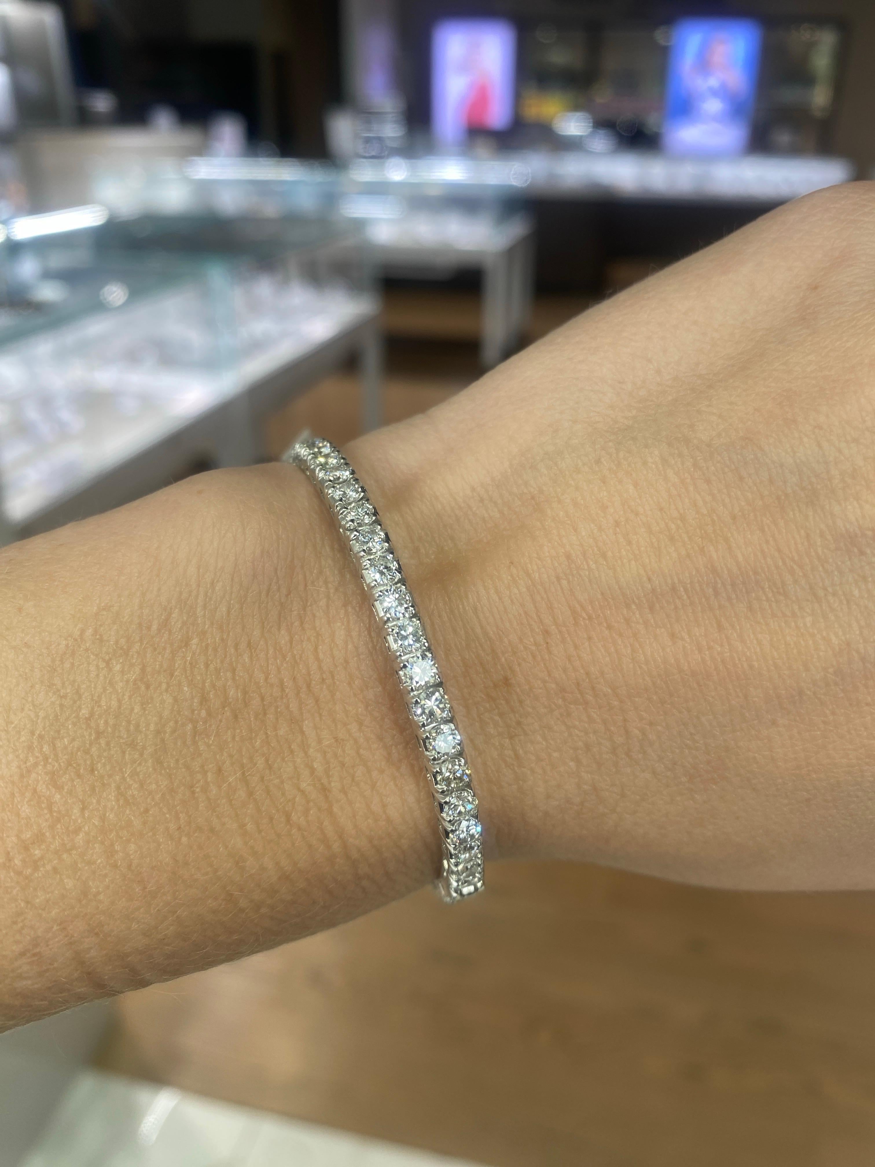 6,00 carati di peso totale di diamante naturale rotondo in oro bianco 14k Bangle in vendita 7
