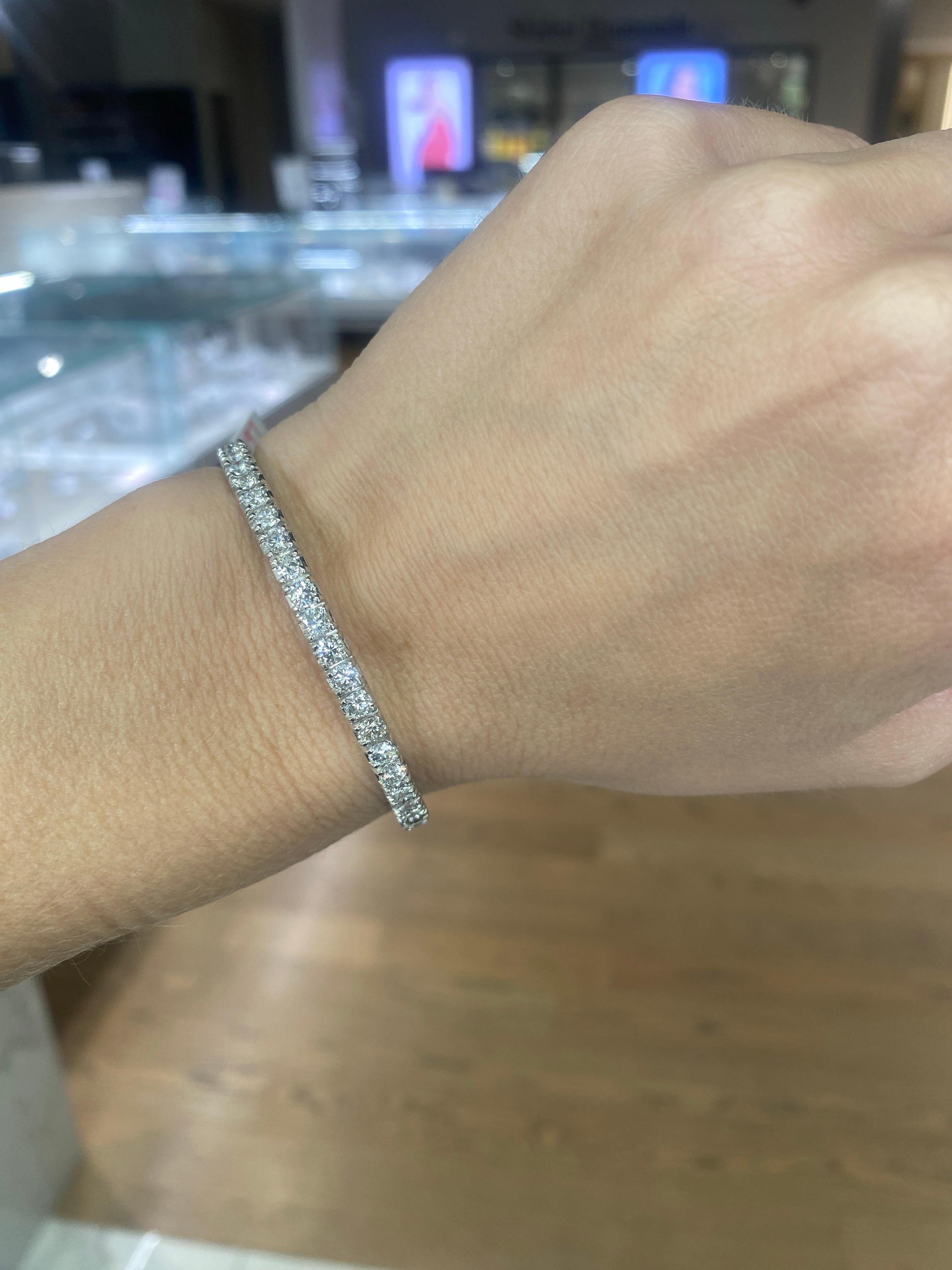 6,00 carati di peso totale di diamante naturale rotondo in oro bianco 14k Bangle in vendita 8