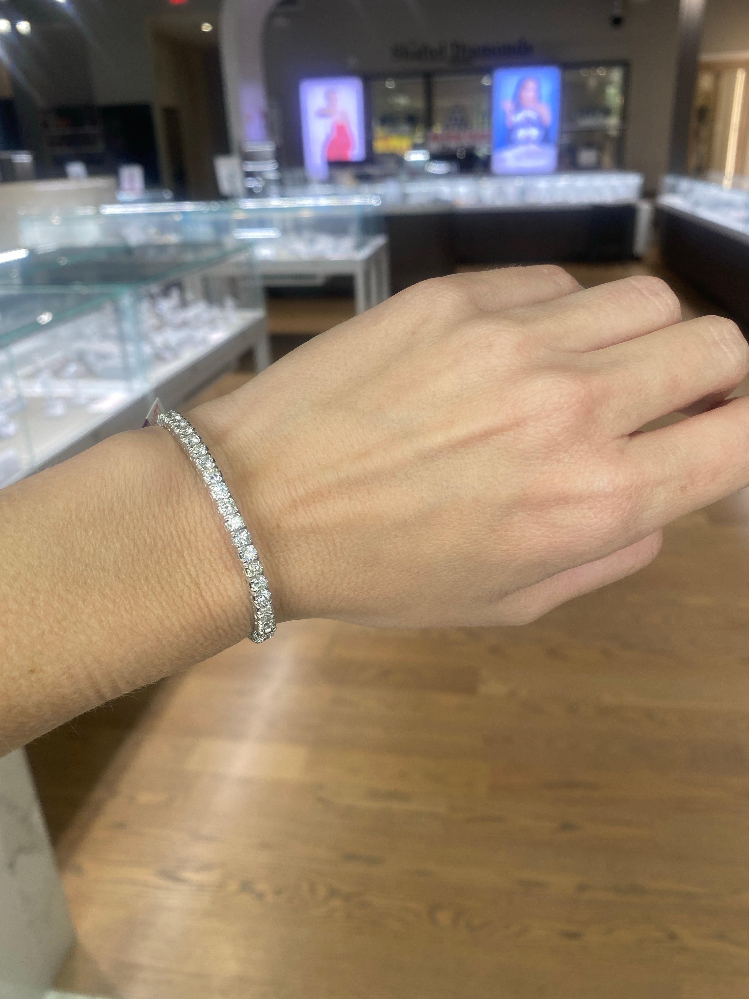 6,00 carati di peso totale di diamante naturale rotondo in oro bianco 14k Bangle in vendita 9