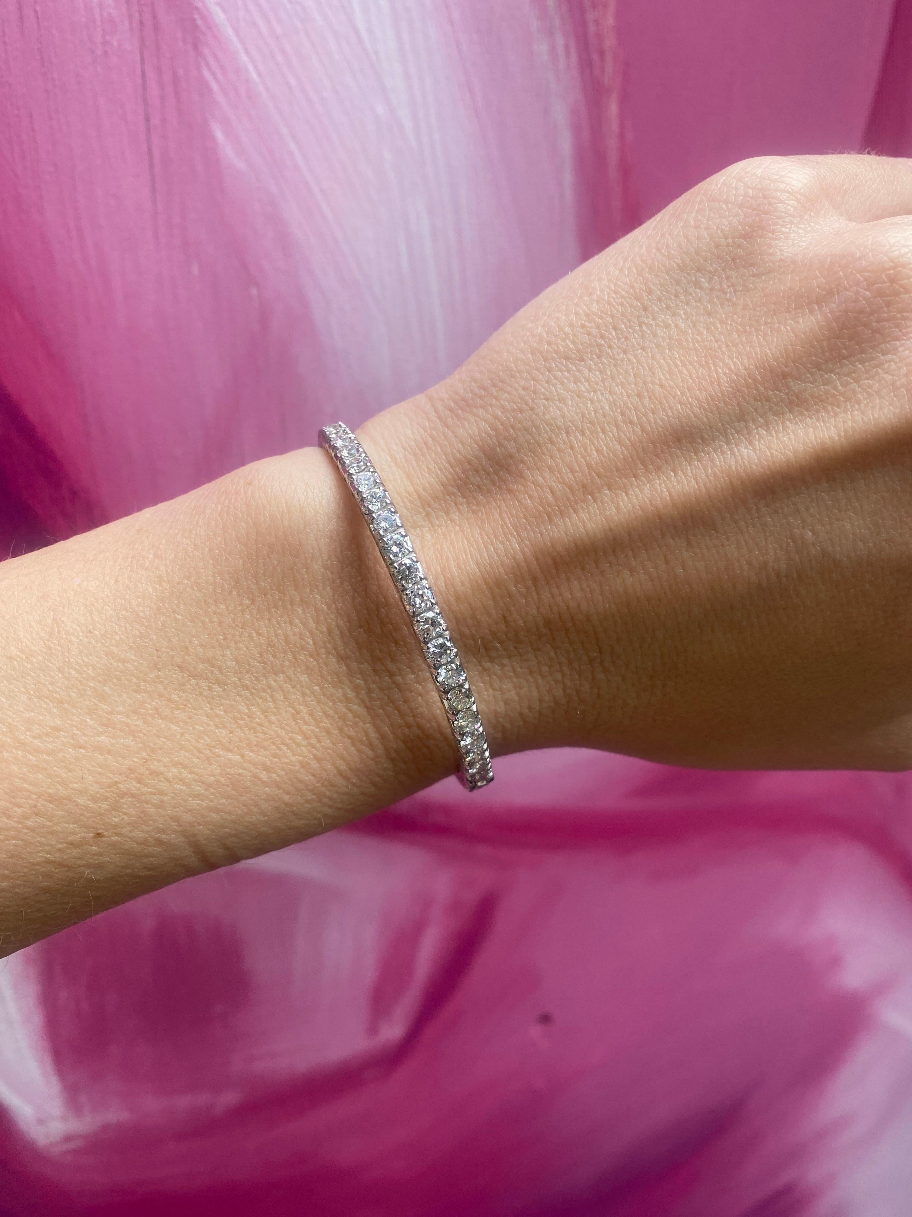 6,00 carati di peso totale di diamante naturale rotondo in oro bianco 14k Bangle in vendita 10