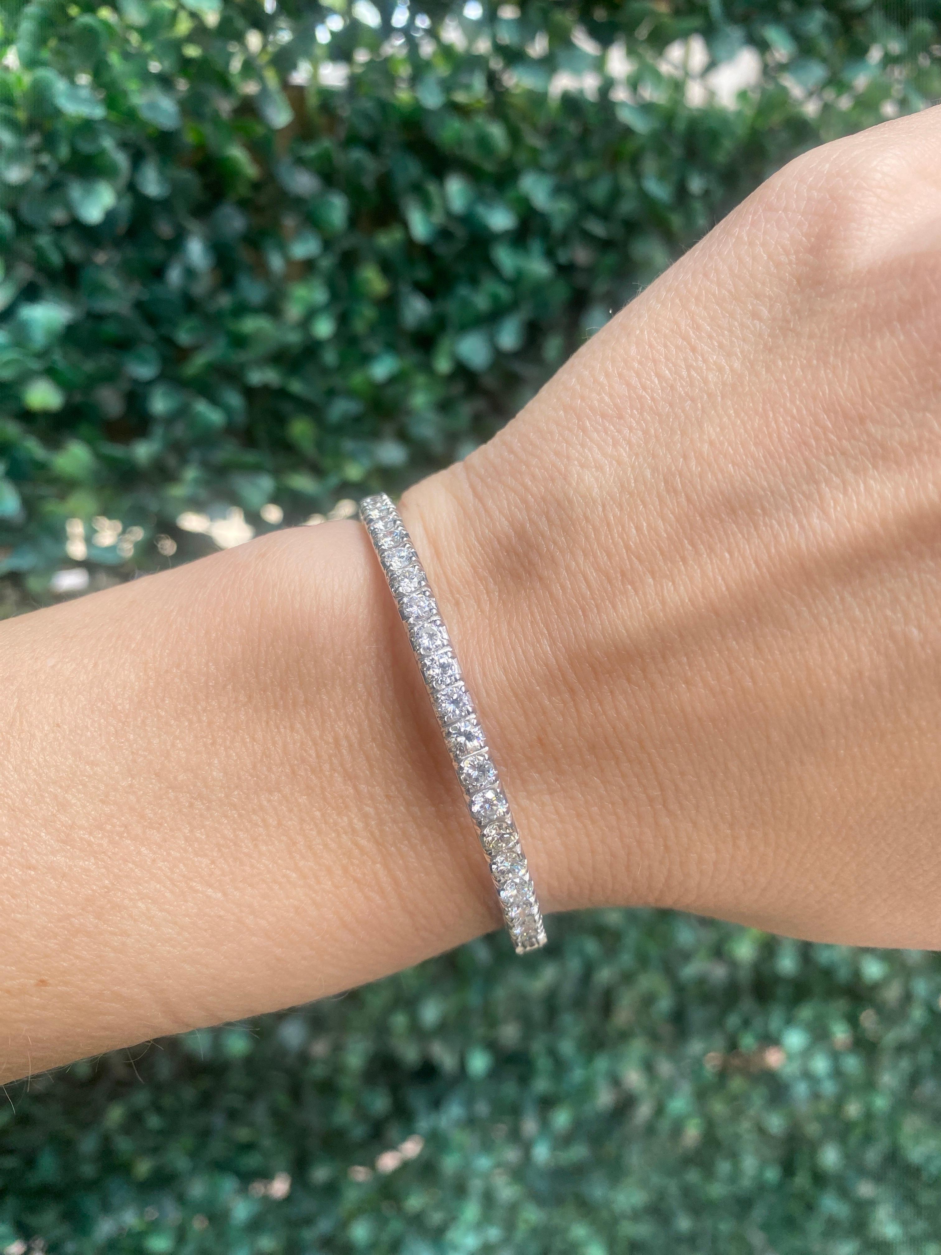 6,00 carati di peso totale di diamante naturale rotondo in oro bianco 14k Bangle in vendita 11