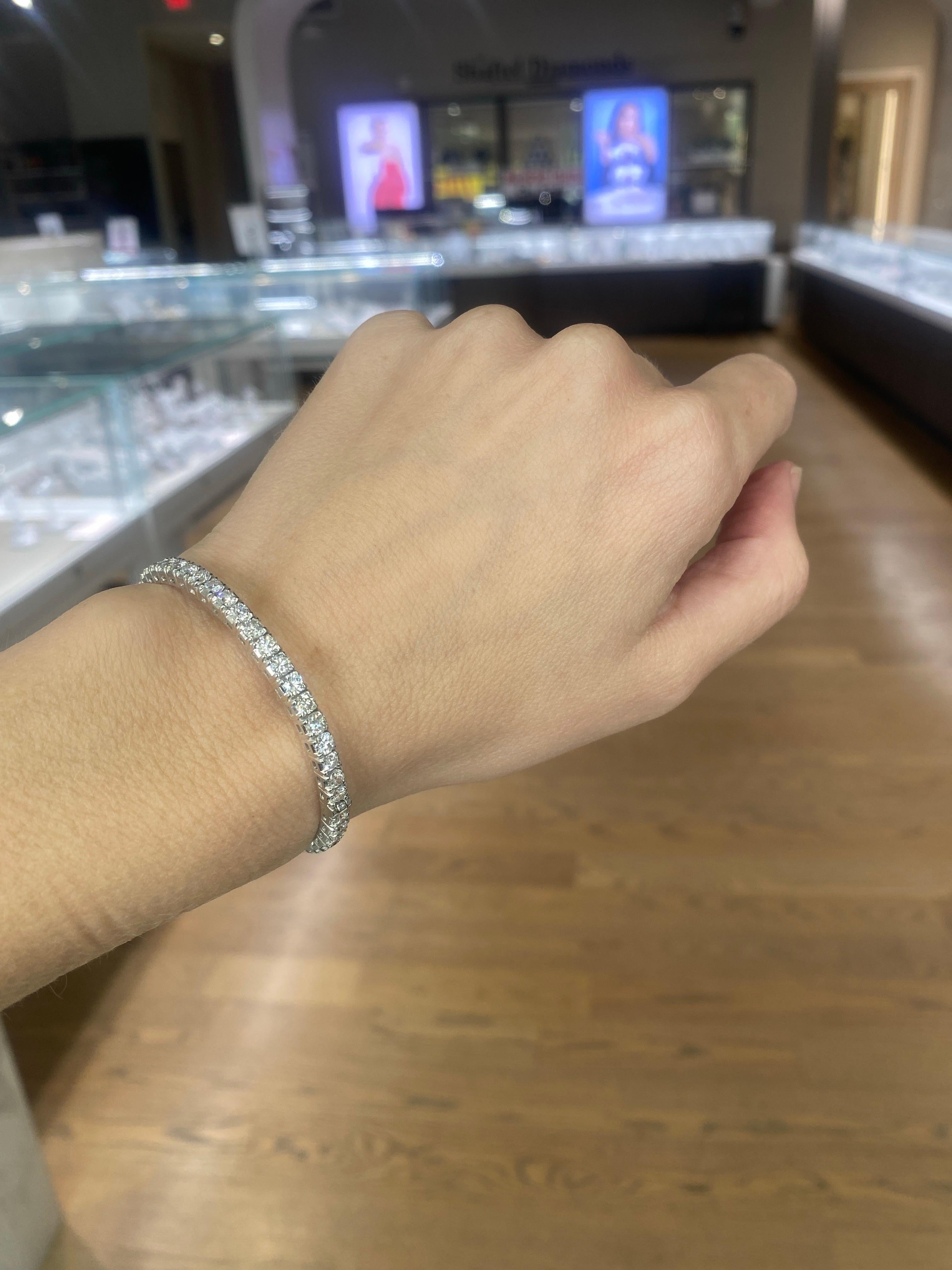 6,00 carati di peso totale di diamante naturale rotondo in oro bianco 14k Bangle in vendita 14