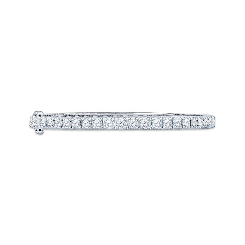 Questo squisito braccialetto presenta 50 diamanti rotondi naturali per un peso totale di 6,00 carati ed è realizzato in lussuoso oro bianco da 14 carati, incastonato in una montatura a cesto con finitura lucida. Questo pezzo è perfetto per la donna