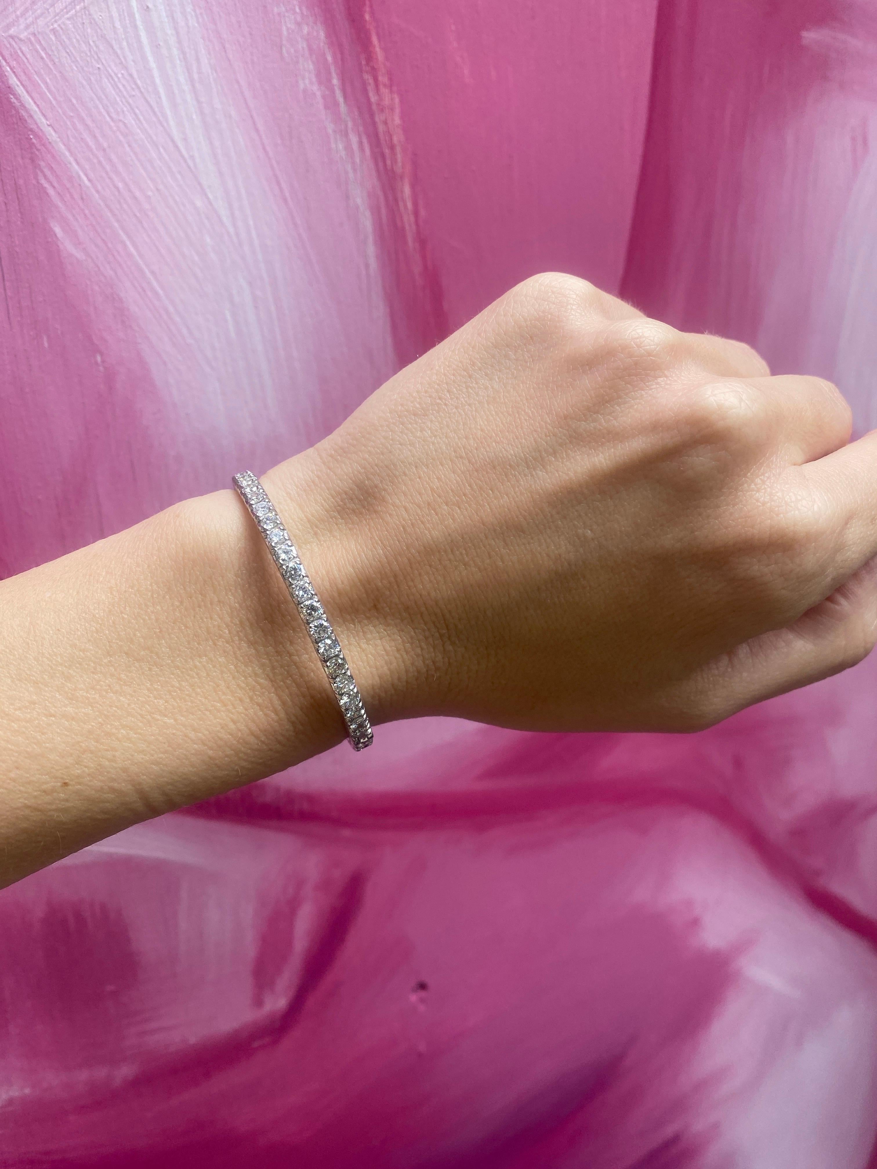 6,00 carati di peso totale di diamante naturale rotondo in oro bianco 14k Bangle in vendita 15