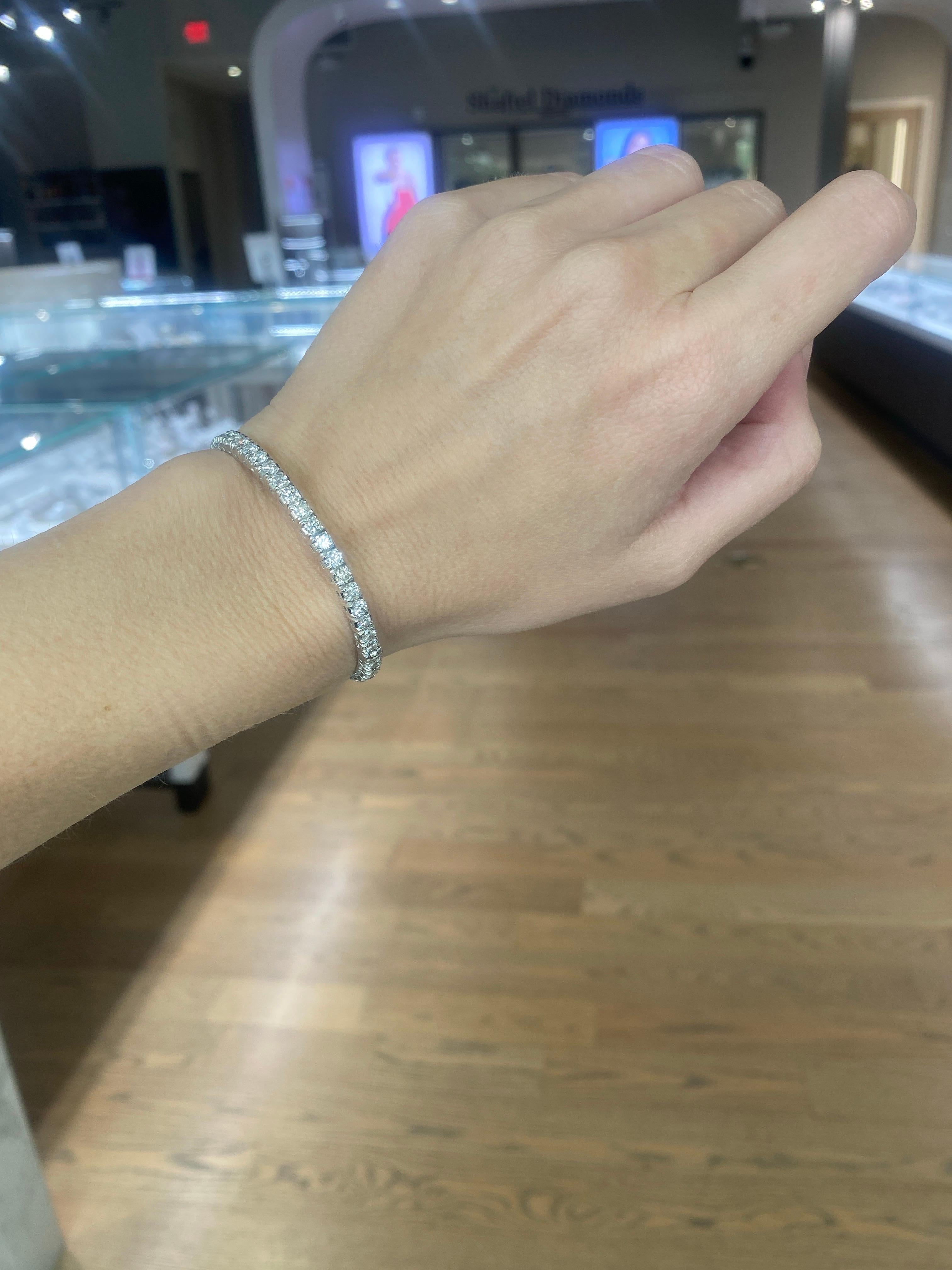 Taglio rotondo 6,00 carati di peso totale di diamante naturale rotondo in oro bianco 14k Bangle in vendita