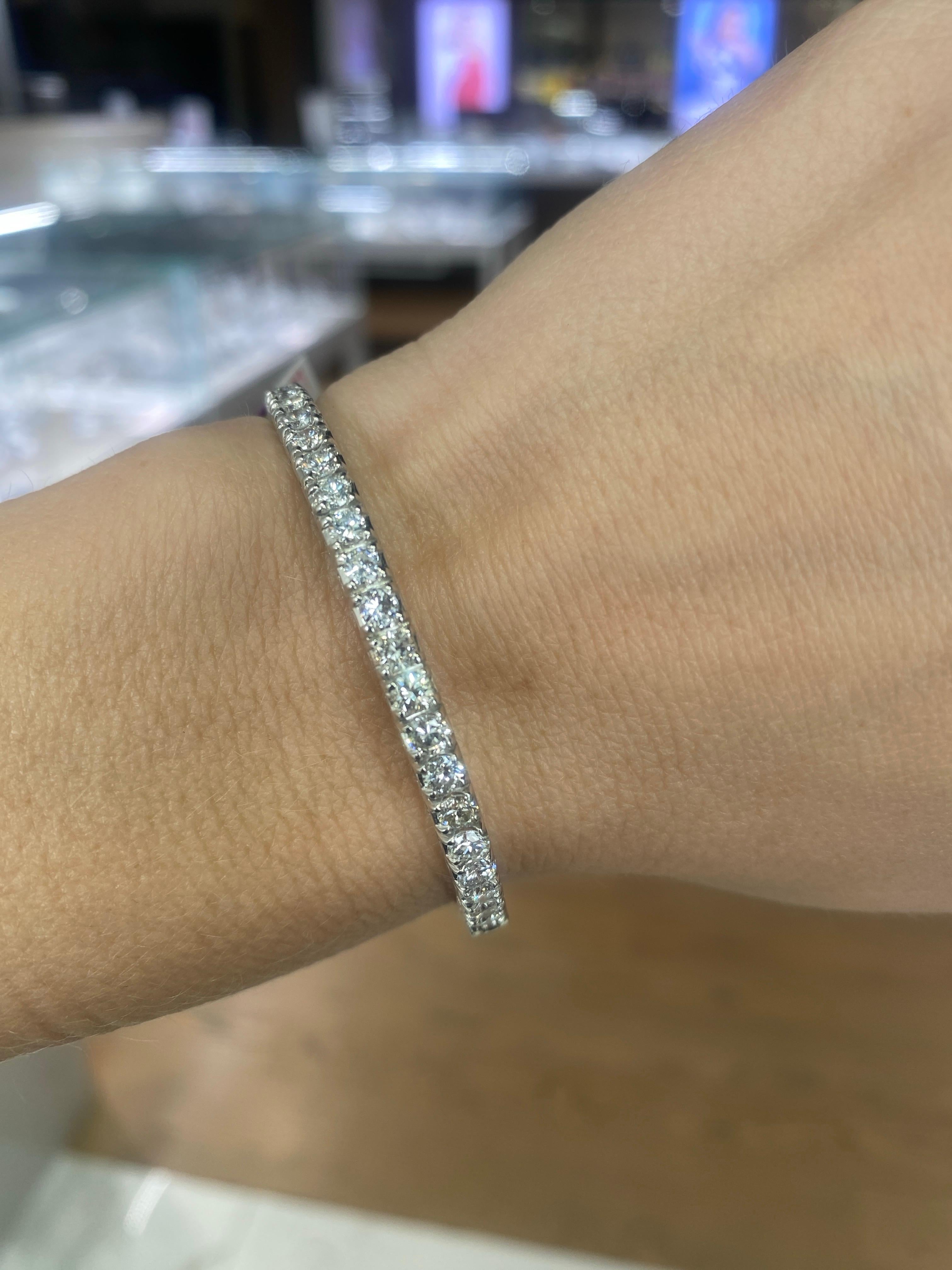 6,00 carati di peso totale di diamante naturale rotondo in oro bianco 14k Bangle In condizioni Nuovo in vendita a Houston, TX
