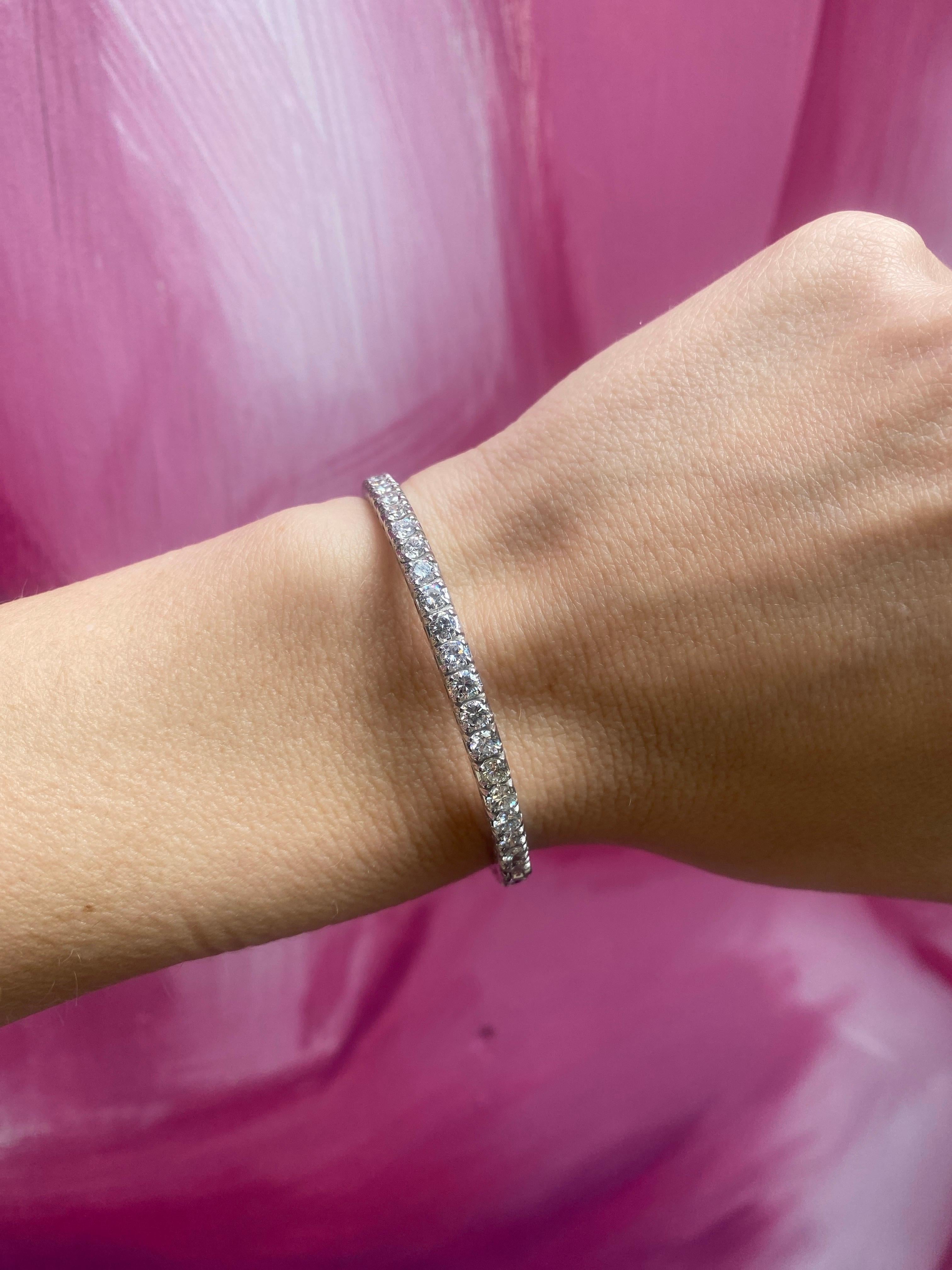 da uomo o donna 6,00 carati di peso totale di diamante naturale rotondo in oro bianco 14k Bangle in vendita