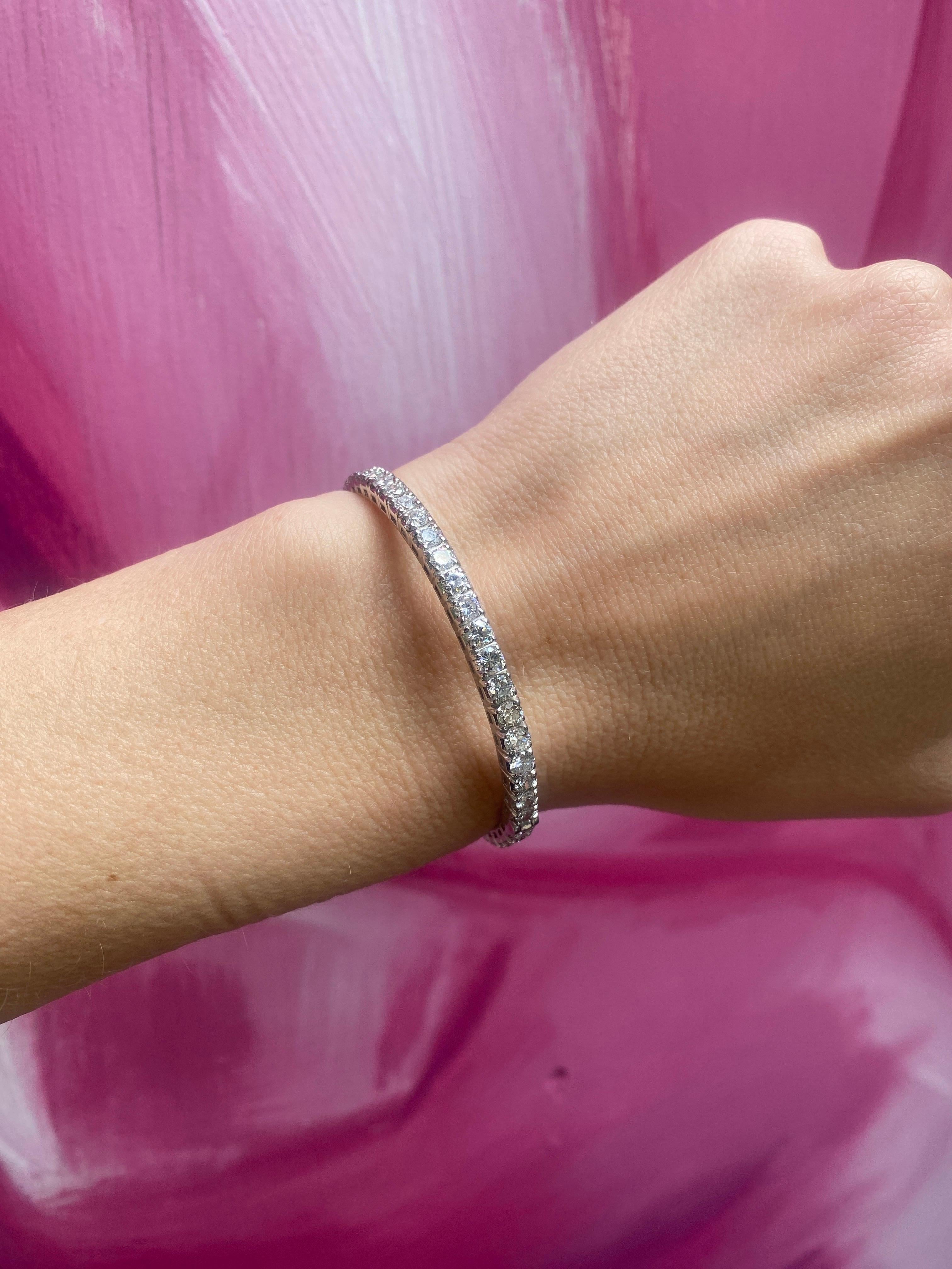 6,00 carati di peso totale di diamante naturale rotondo in oro bianco 14k Bangle in vendita 1