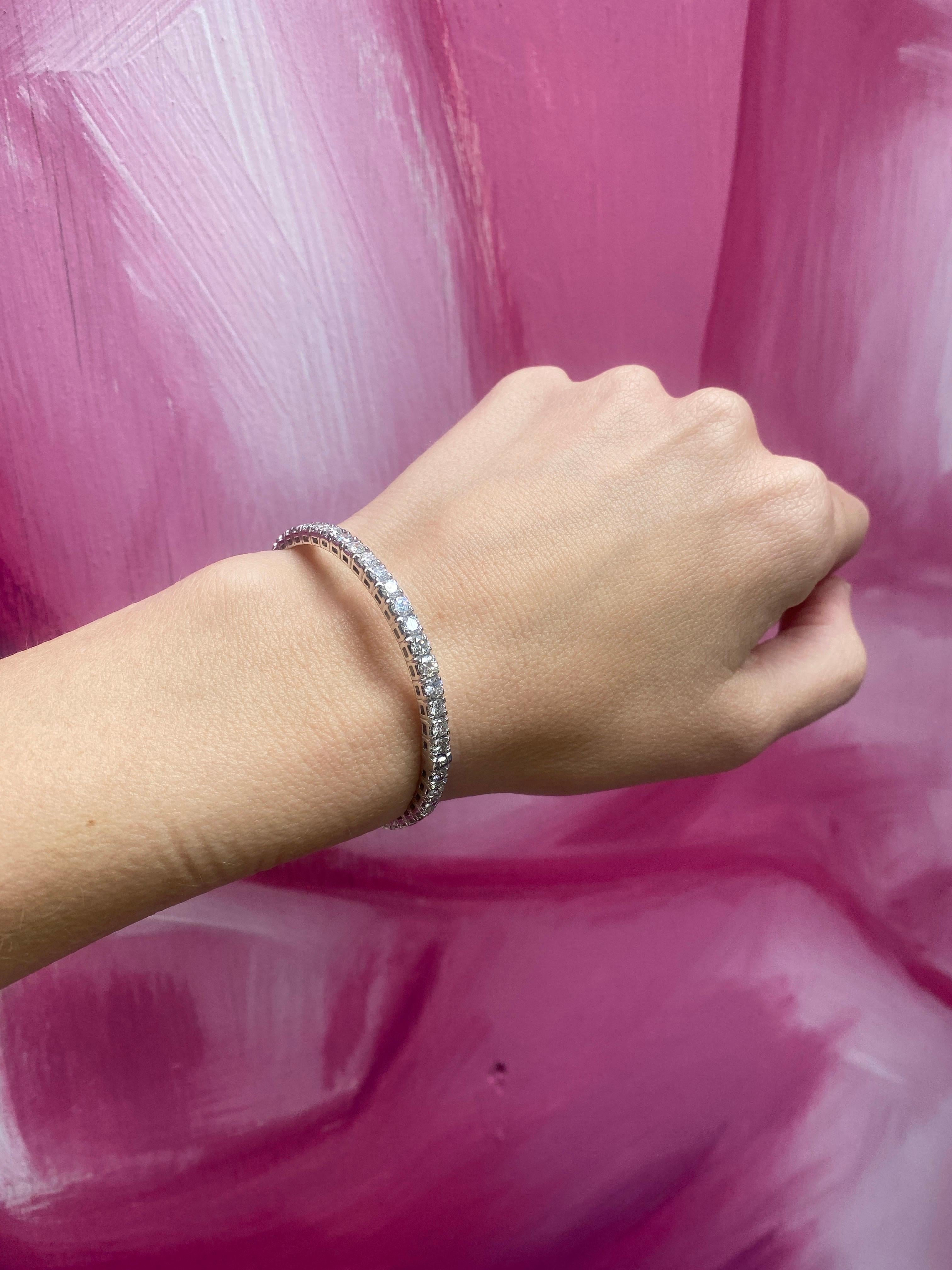 6,00 carati di peso totale di diamante naturale rotondo in oro bianco 14k Bangle in vendita 2