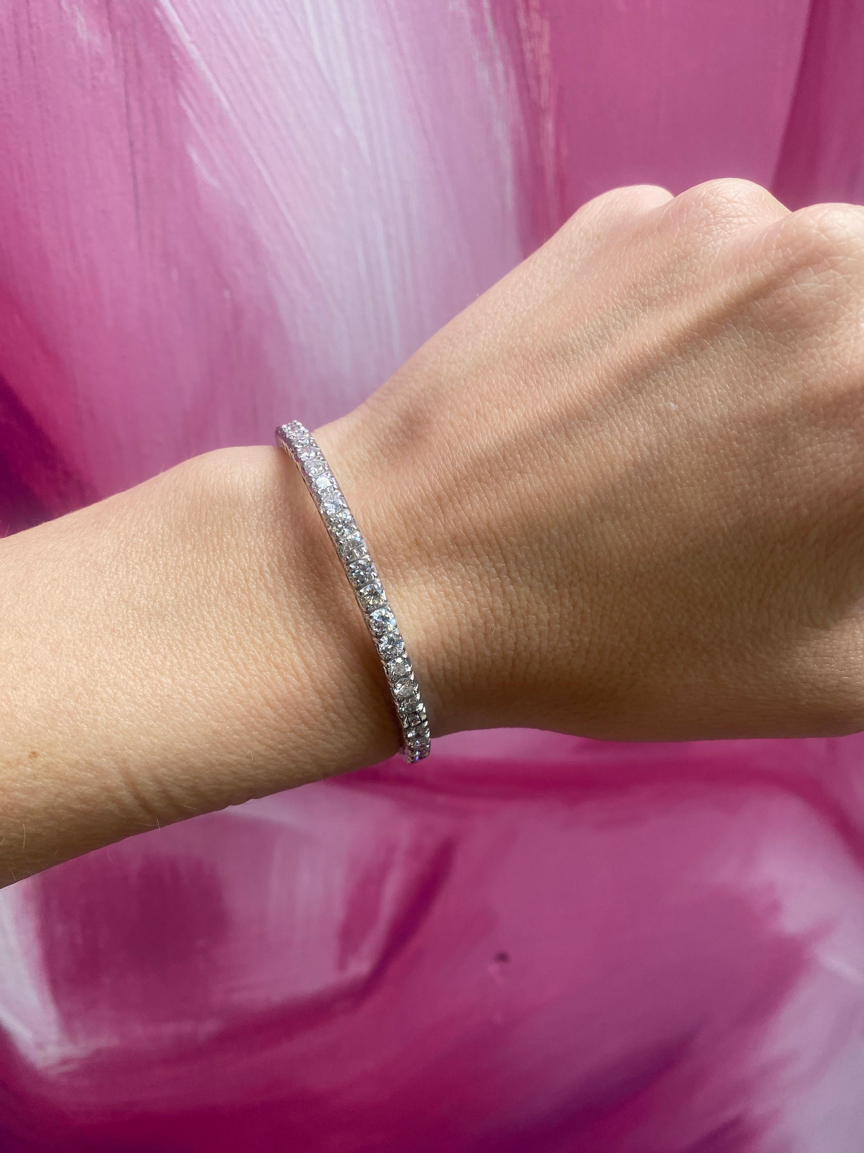 6,00 carati di peso totale di diamante naturale rotondo in oro bianco 14k Bangle in vendita 4