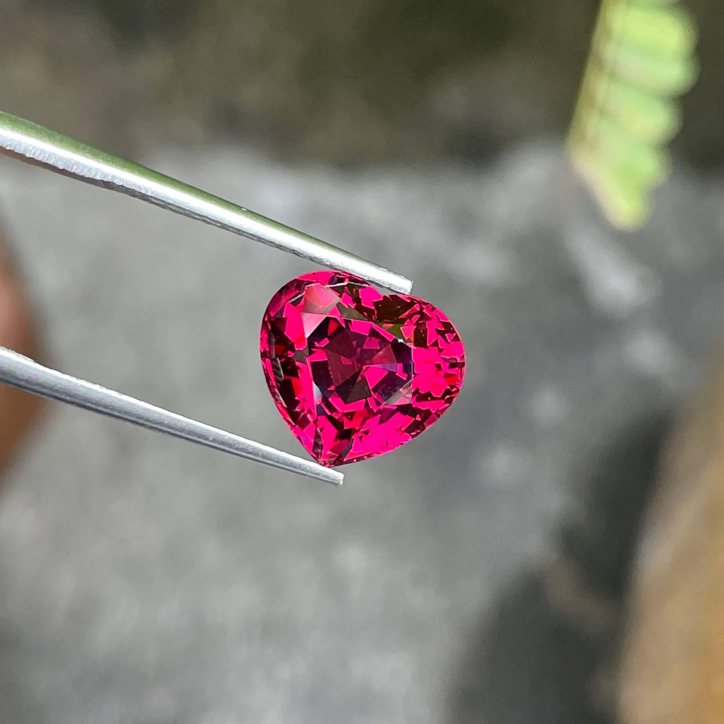 Modern 6.00 Carats Heart Shaped Loose Pinkish Red Garnet Natural Madagascar's Gemstone For Sale