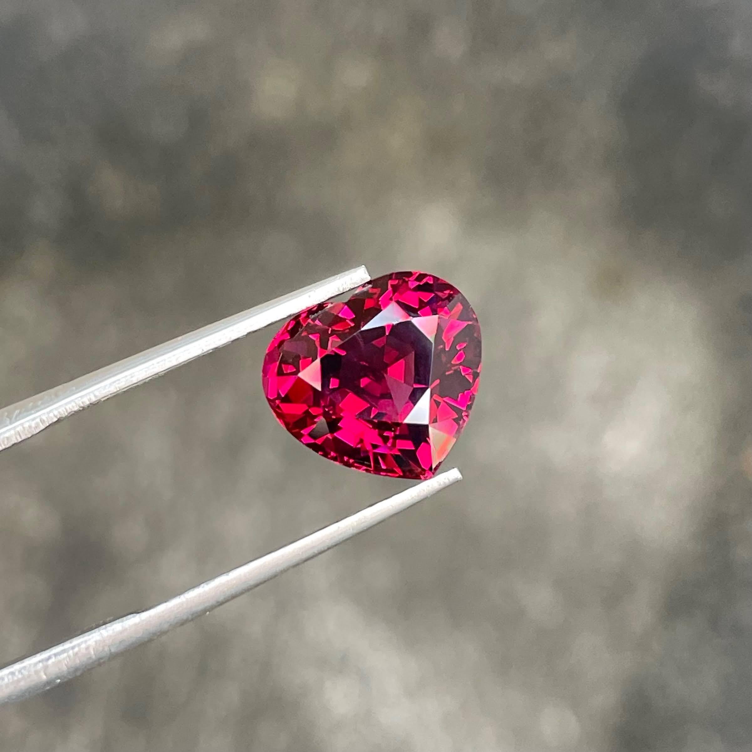 6.00 Carats Heart Shaped Loose Pinkish Red Garnet Natural Madagascar's Gemstone In New Condition For Sale In Bangkok, TH
