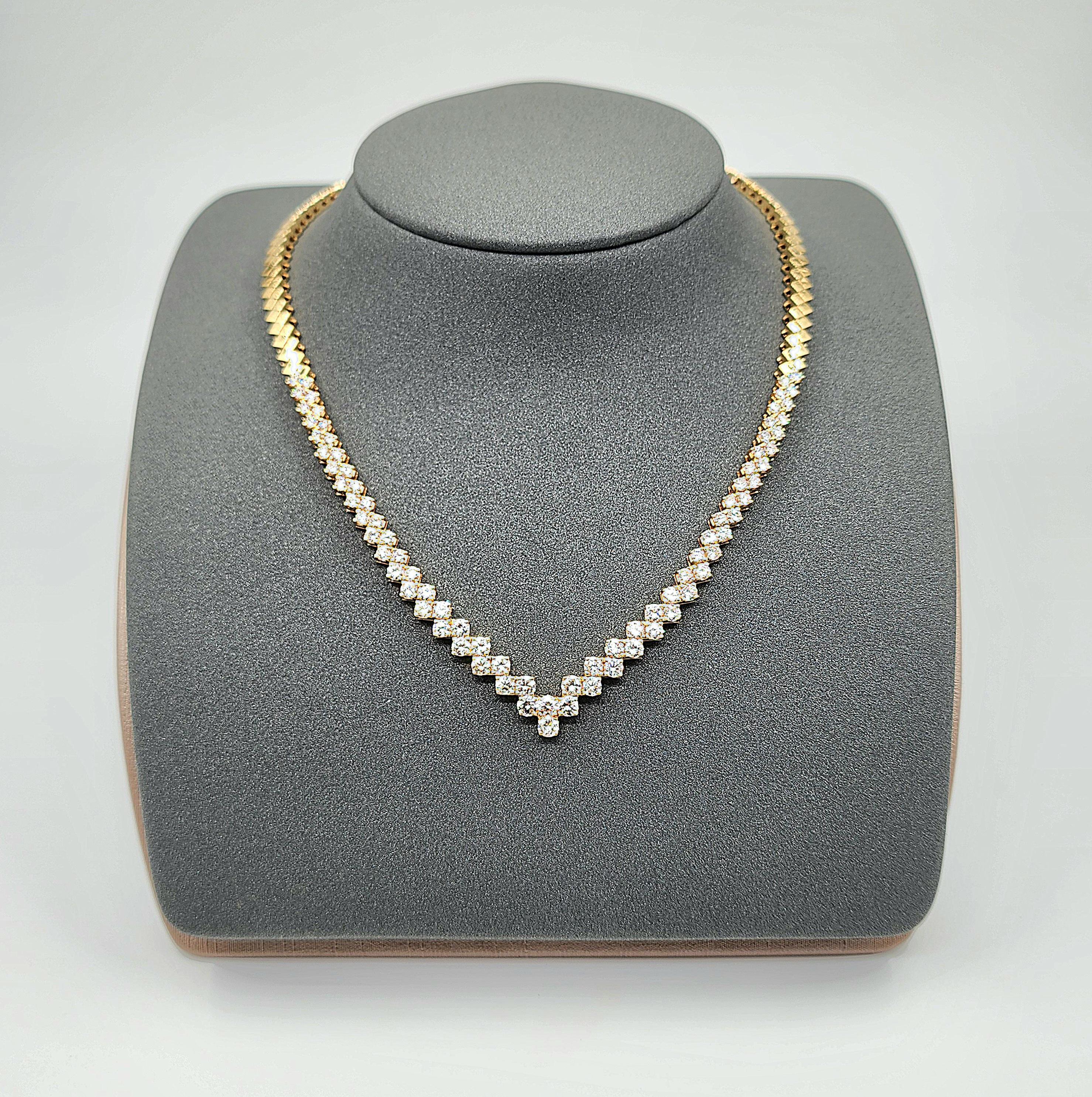 Questa splendida collana sfoggia 80 diamanti bianchi rotondi e graduati con un peso totale approssimativo di 6,0 carati, con una purezza molto lieve (VS1) e un grado di colore D/E. I diamanti sono incastonati nell'oro giallo 18 carati e formano un