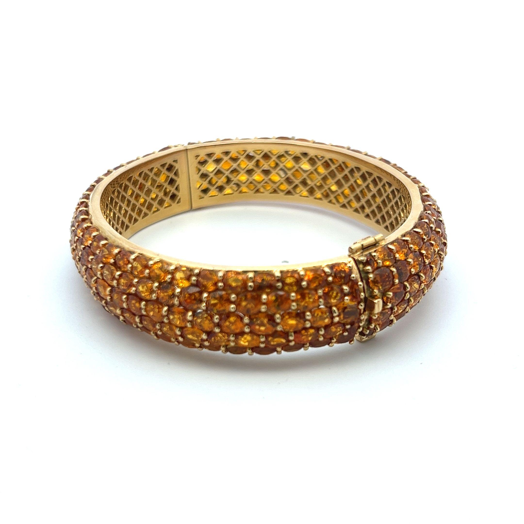 Taille ovale Bracelet jonc en or jaune 18 carats avec saphir jaune de forme ovale de 60,00 carats en vente