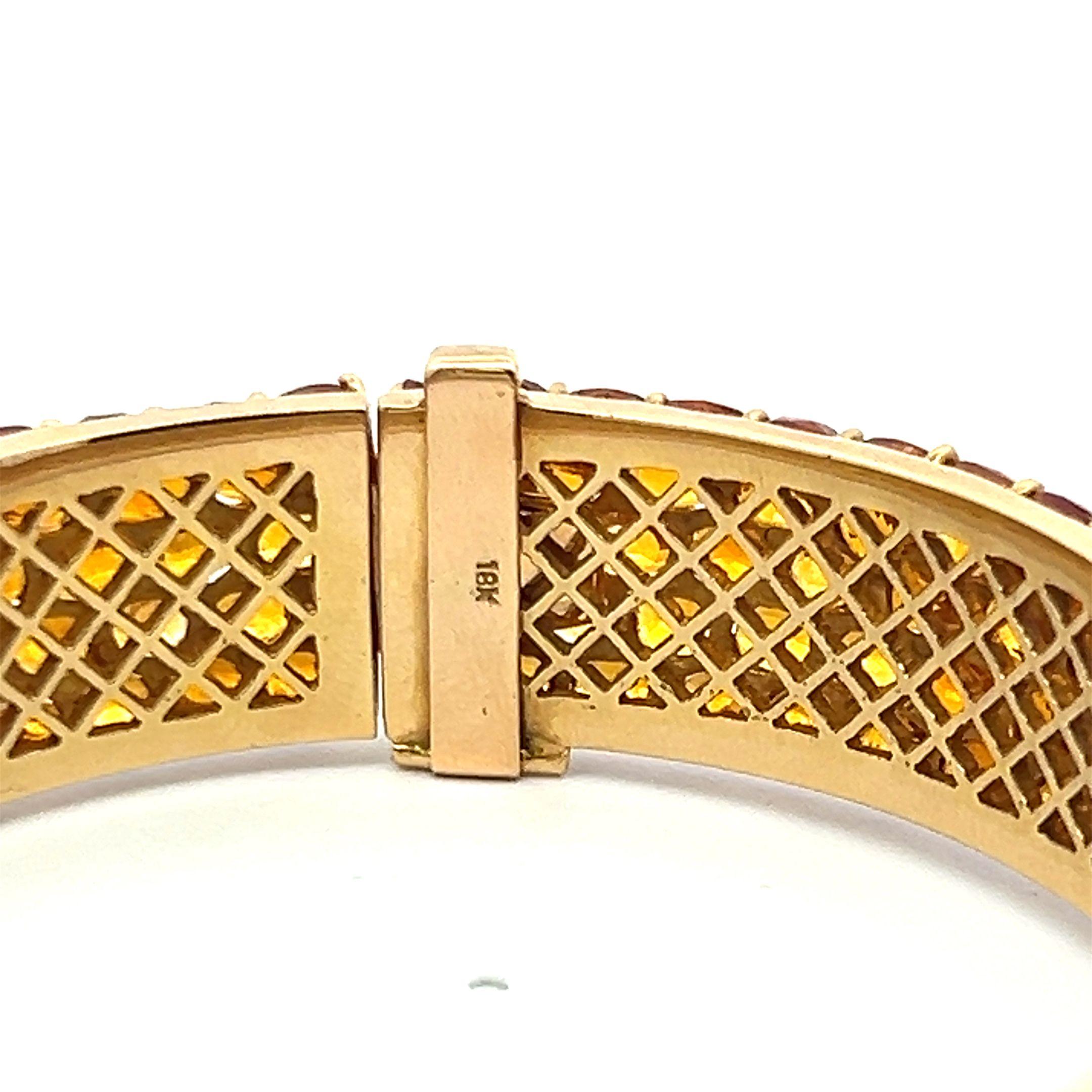 Bracelet jonc en or jaune 18 carats avec saphir jaune de forme ovale de 60,00 carats Bon état - En vente à New York, NY