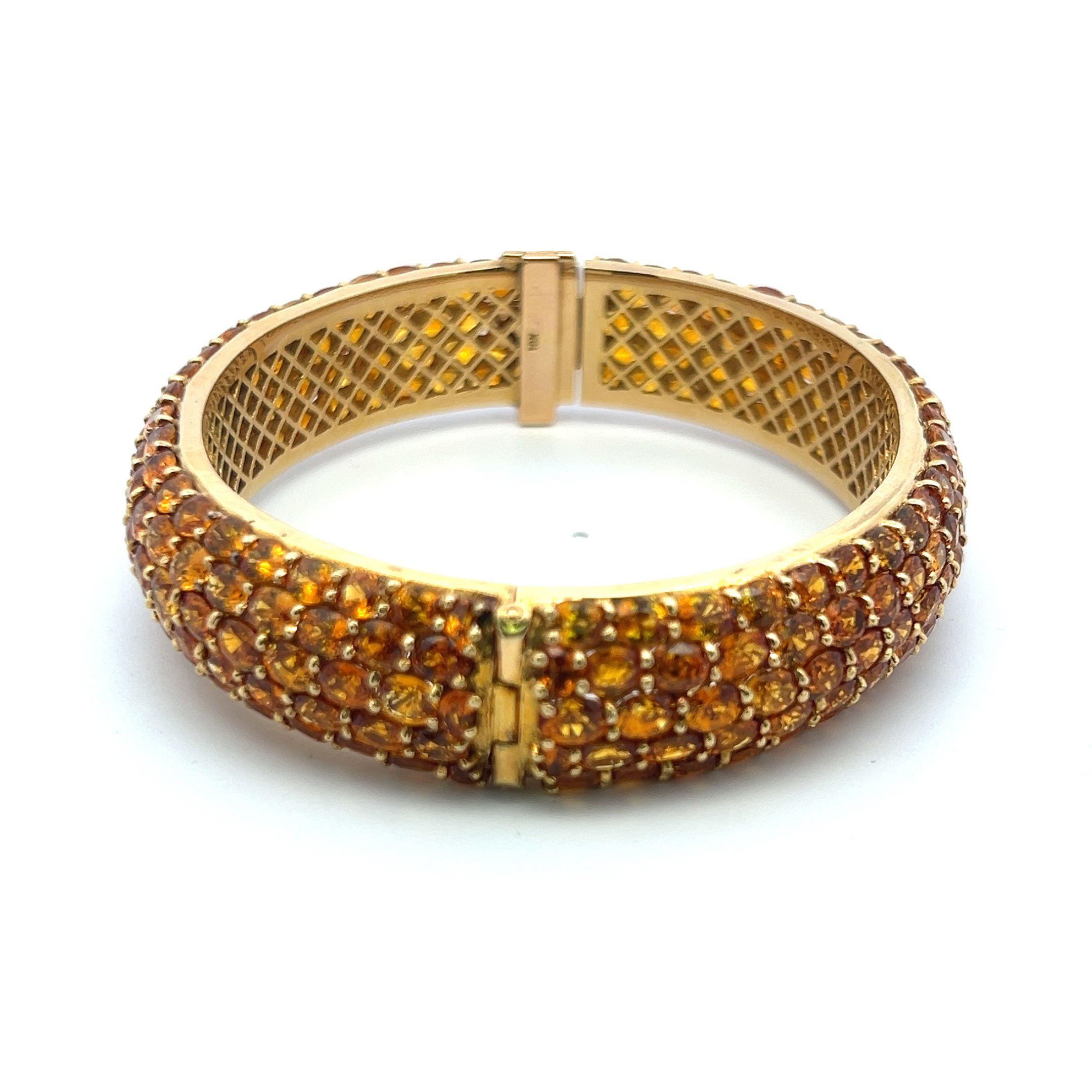 Bracelet jonc en or jaune 18 carats avec saphir jaune de forme ovale de 60,00 carats Pour femmes en vente