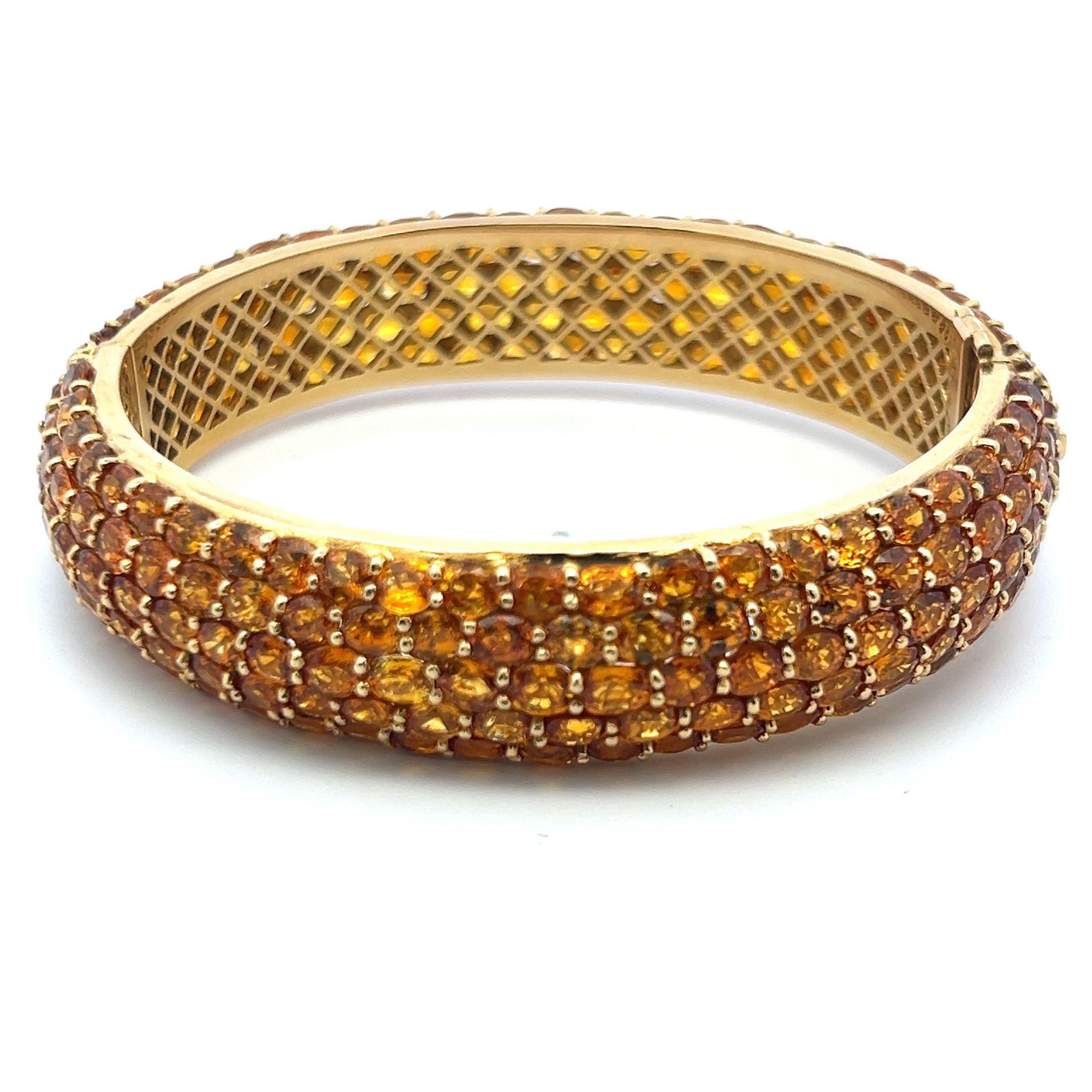 Bracelet jonc en or jaune 18 carats avec saphir jaune de forme ovale de 60,00 carats en vente 1