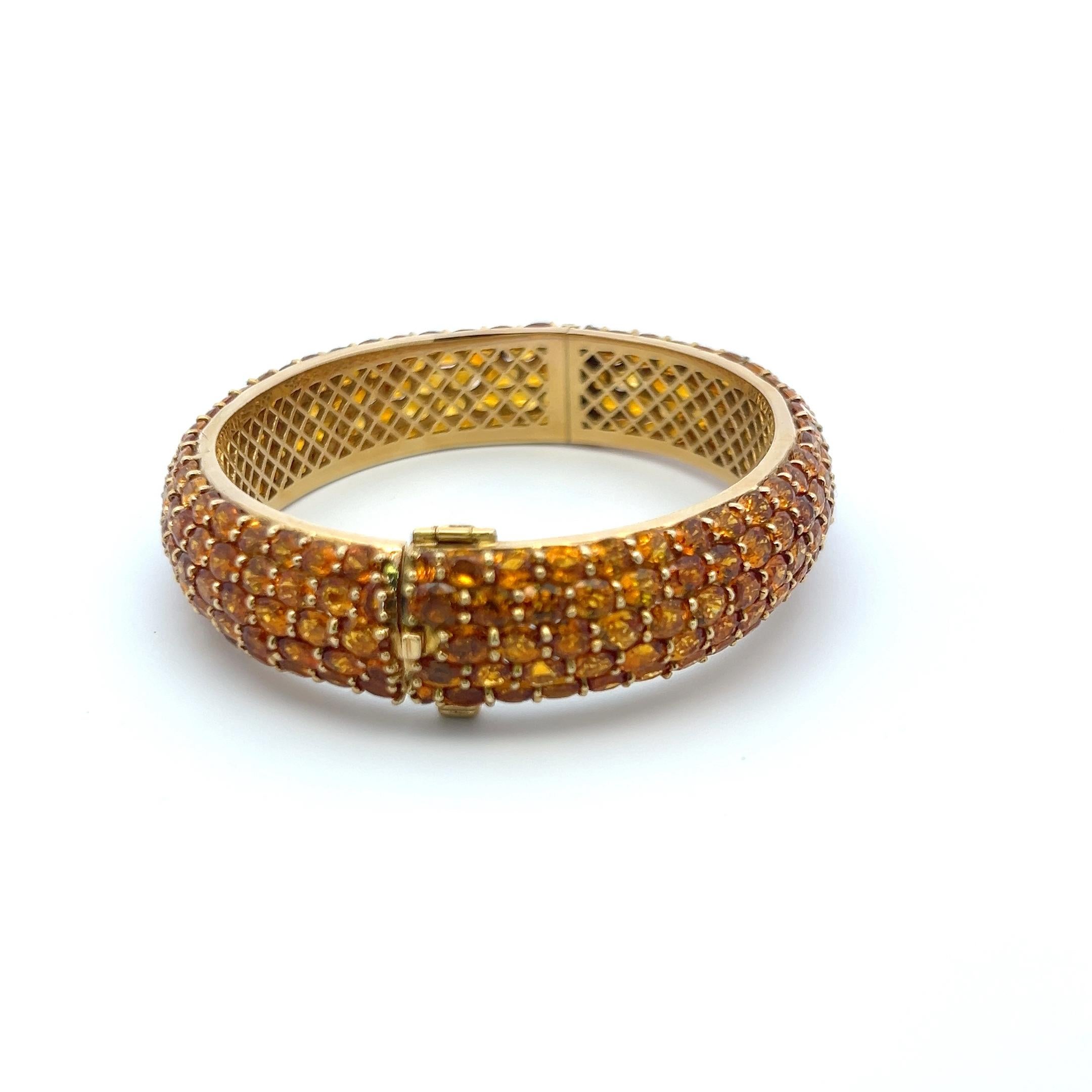 Bracelet jonc en or jaune 18 carats avec saphir jaune de forme ovale de 60,00 carats en vente 2