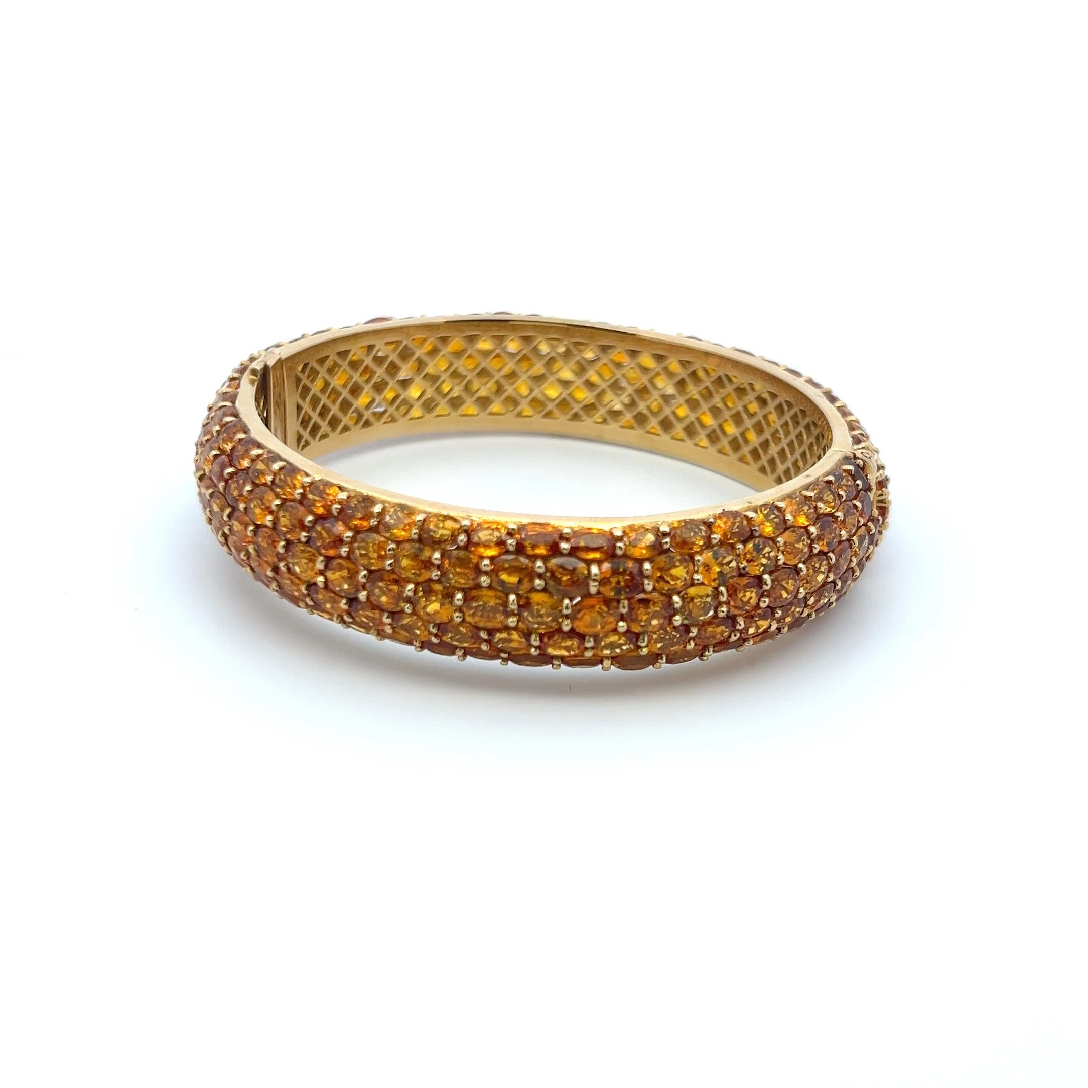 Bracelet jonc en or jaune 18 carats avec saphir jaune de forme ovale de 60,00 carats en vente 3