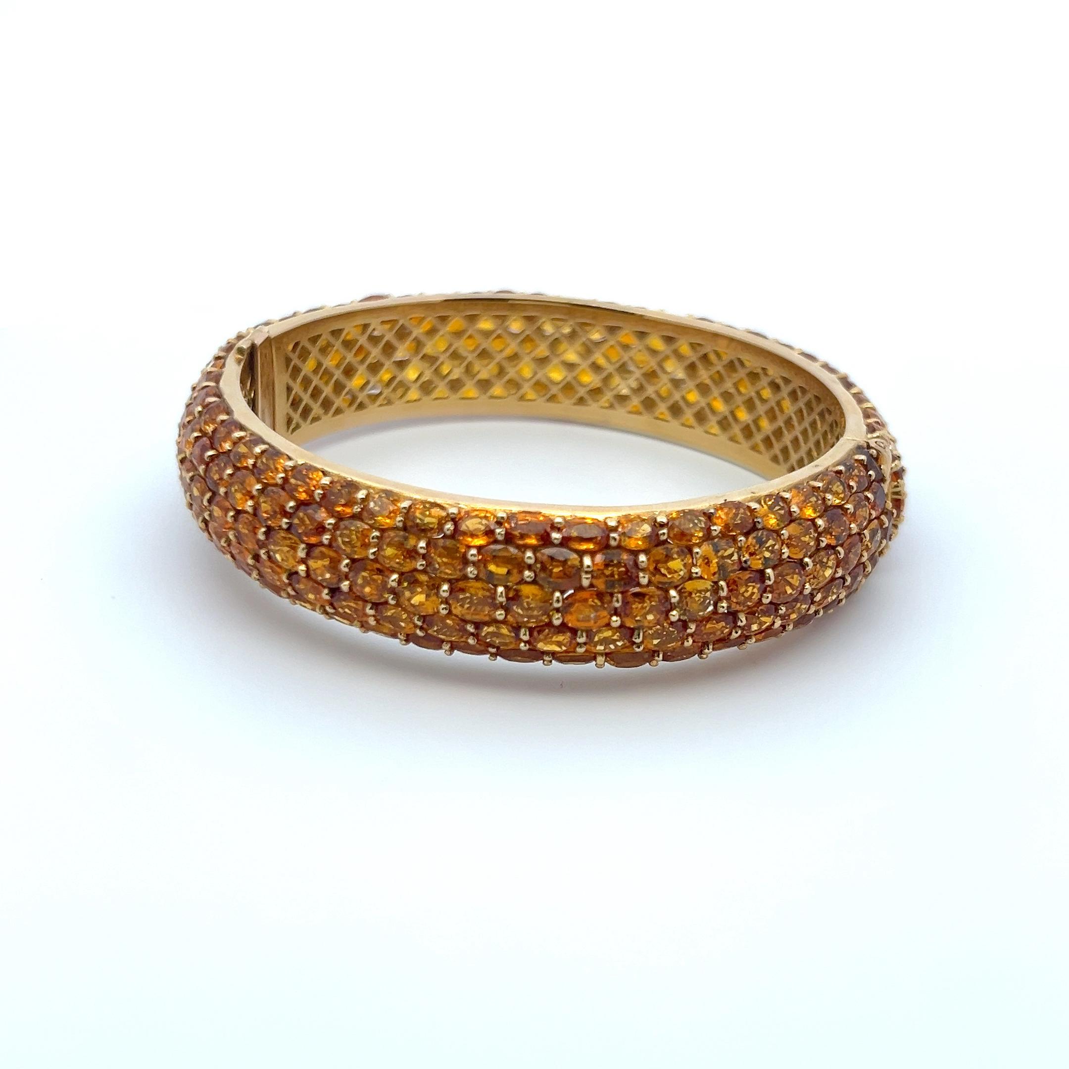 Bracelet jonc en or jaune 18 carats avec saphir jaune de forme ovale de 60,00 carats en vente 4