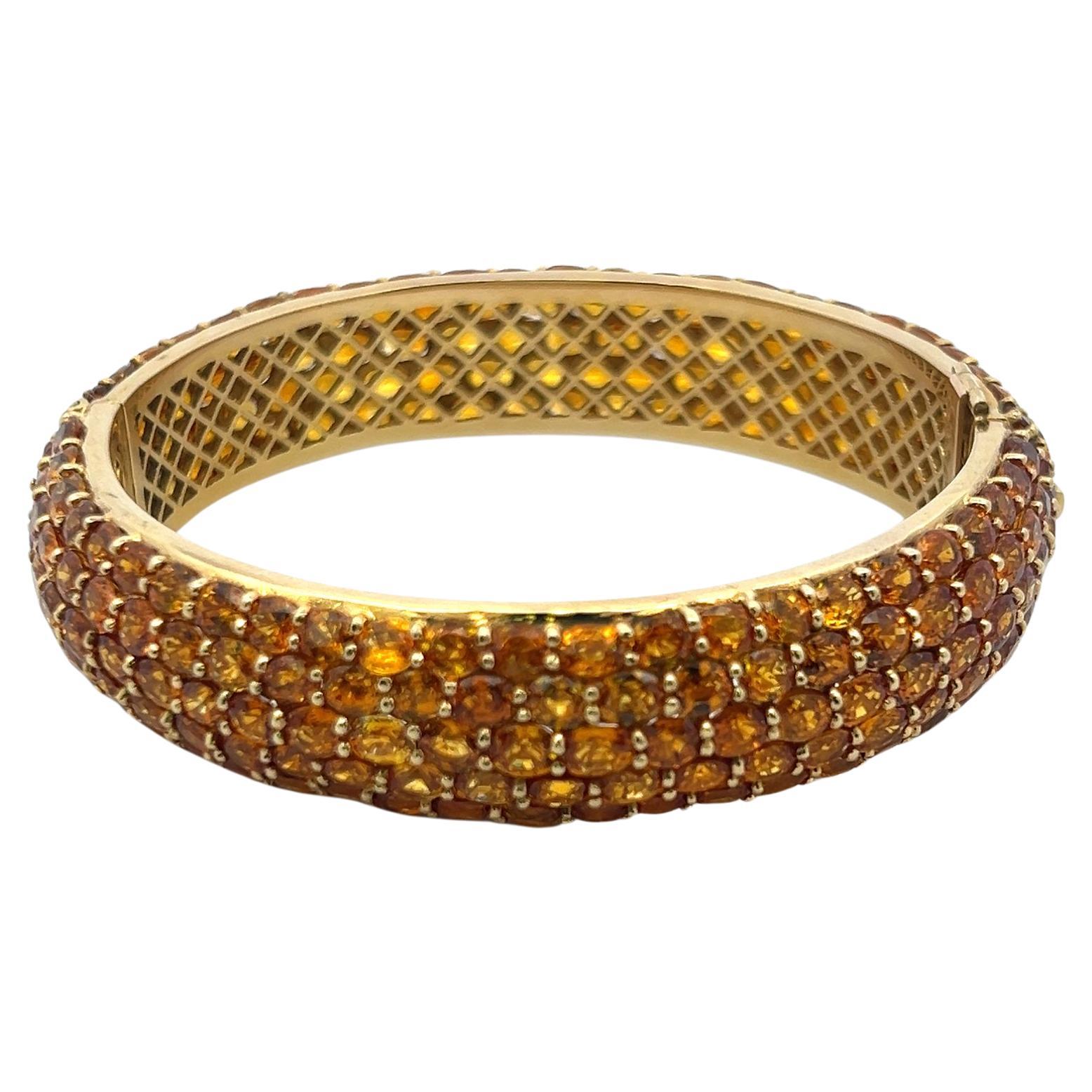 Bracelet jonc en or jaune 18 carats avec saphir jaune de forme ovale de 60,00 carats en vente